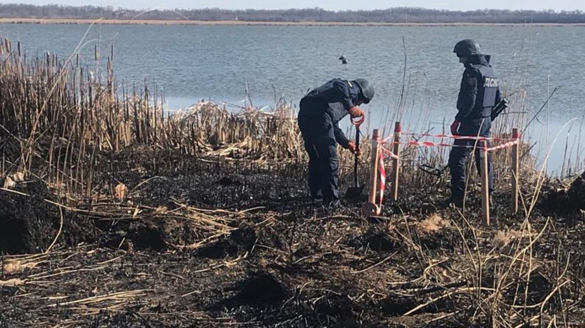 На Херсонщині сапери обласної ДСНС знищили артснаряд, виявлений на березі озера