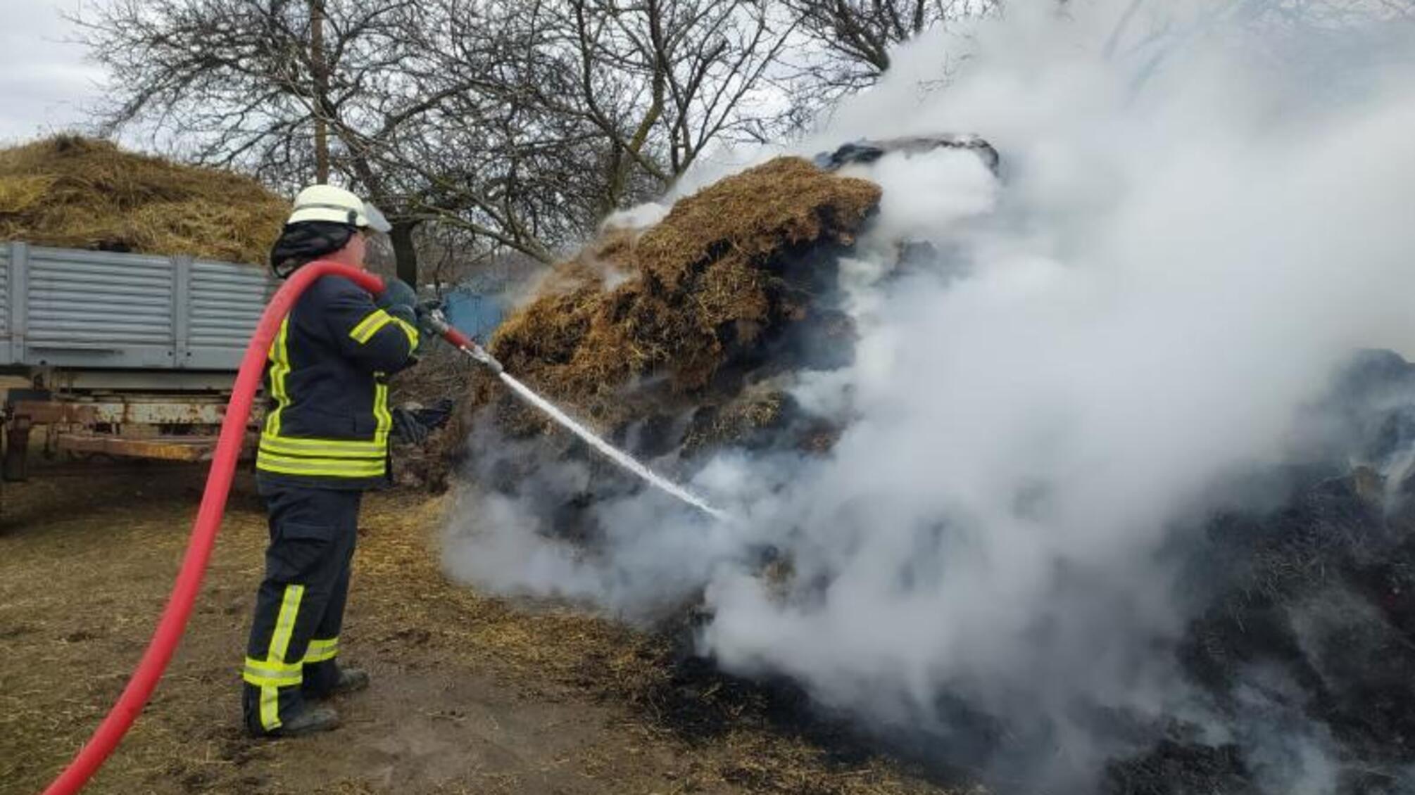 На Херсонщині вогнеборці ліквідували пожежу соломи у приватному домоволодінні