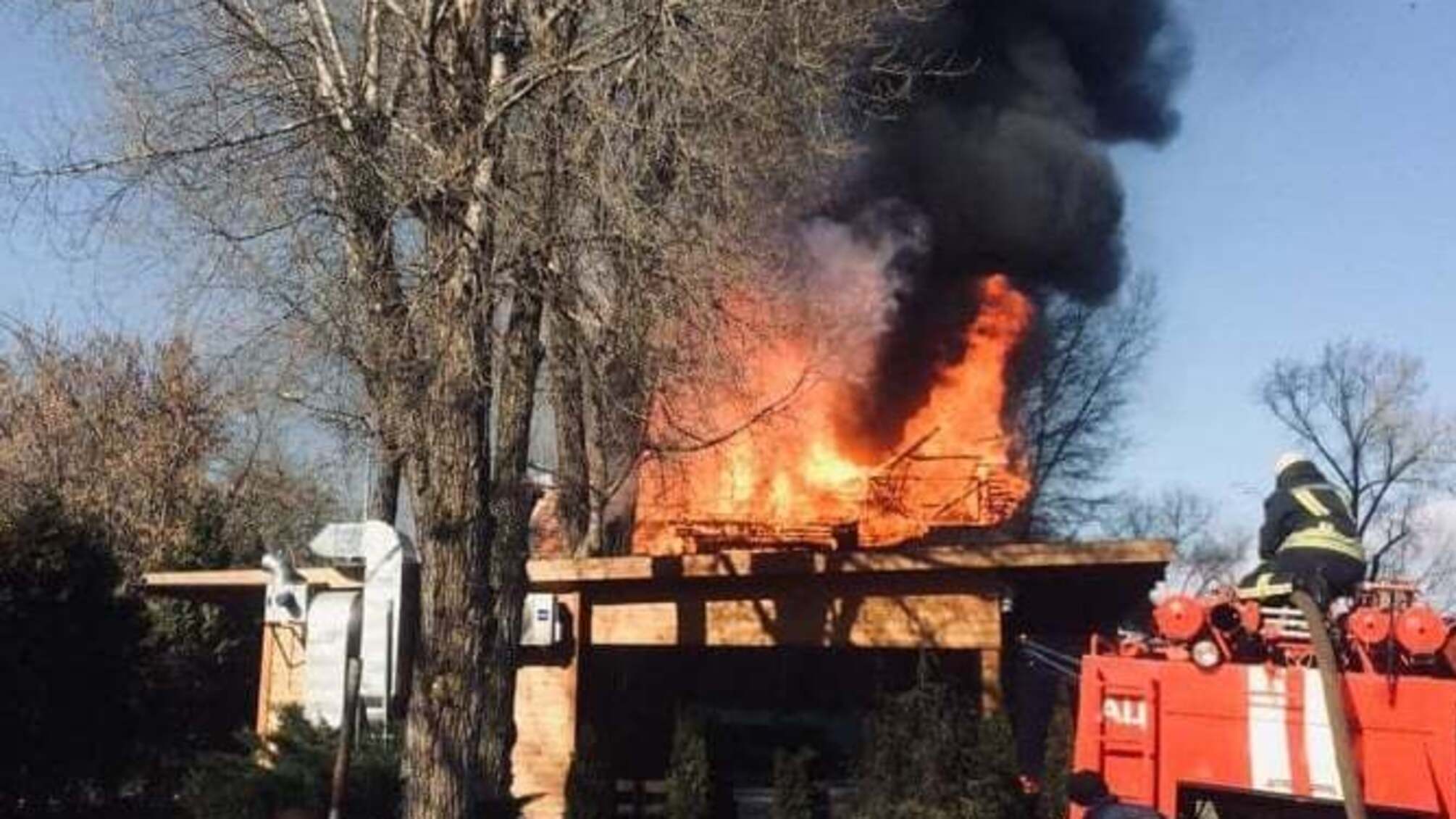 м. Київ: рятувальники ліквідовують загоряння у двох дерев’яних двохповерхових будівлях