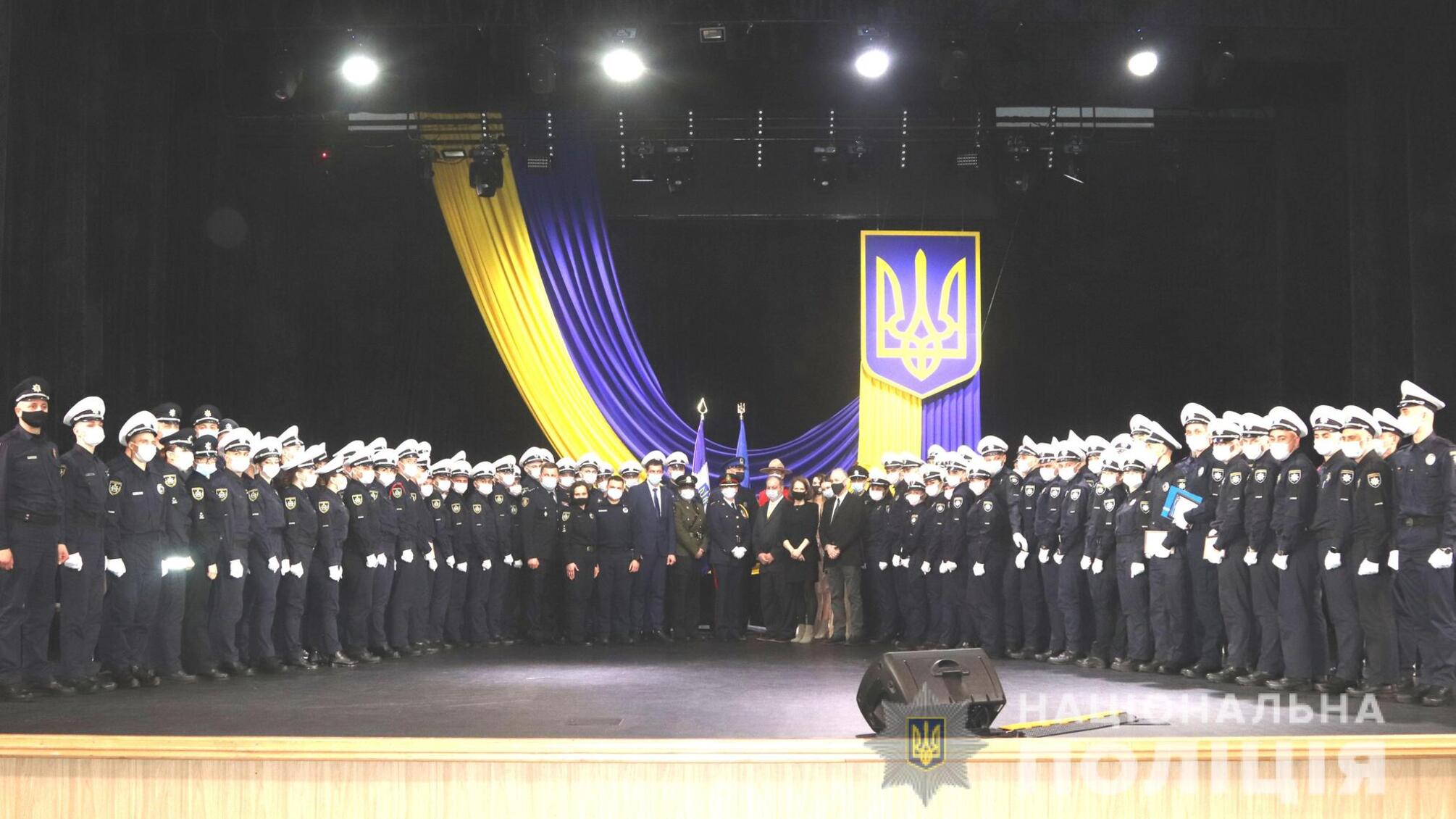 Ювілейний десятий випуск Рівненської академії патрульної поліції: присягу склав 81 патрульний