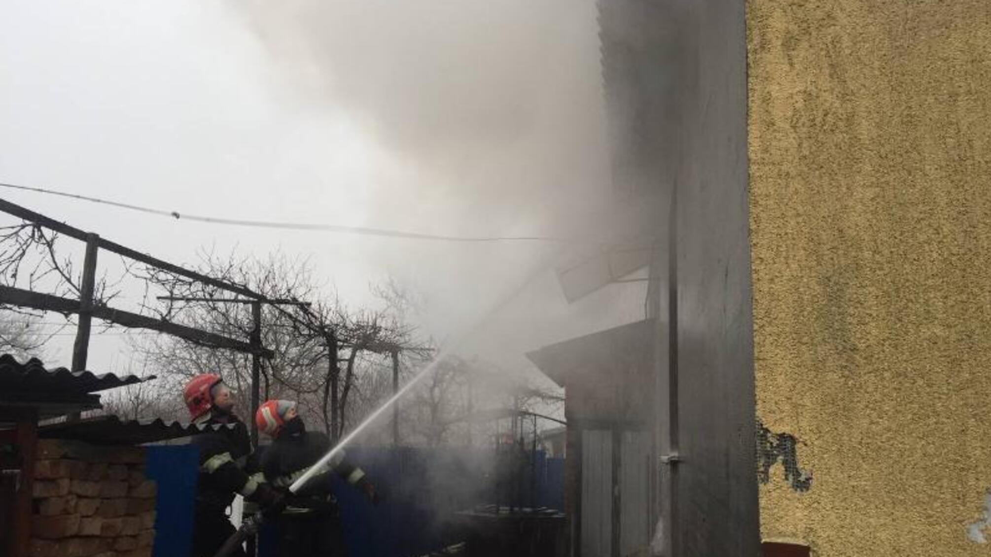 Чернівецька область: ліквідовано пожежу в гаражі, прибудованому до житлового будинку