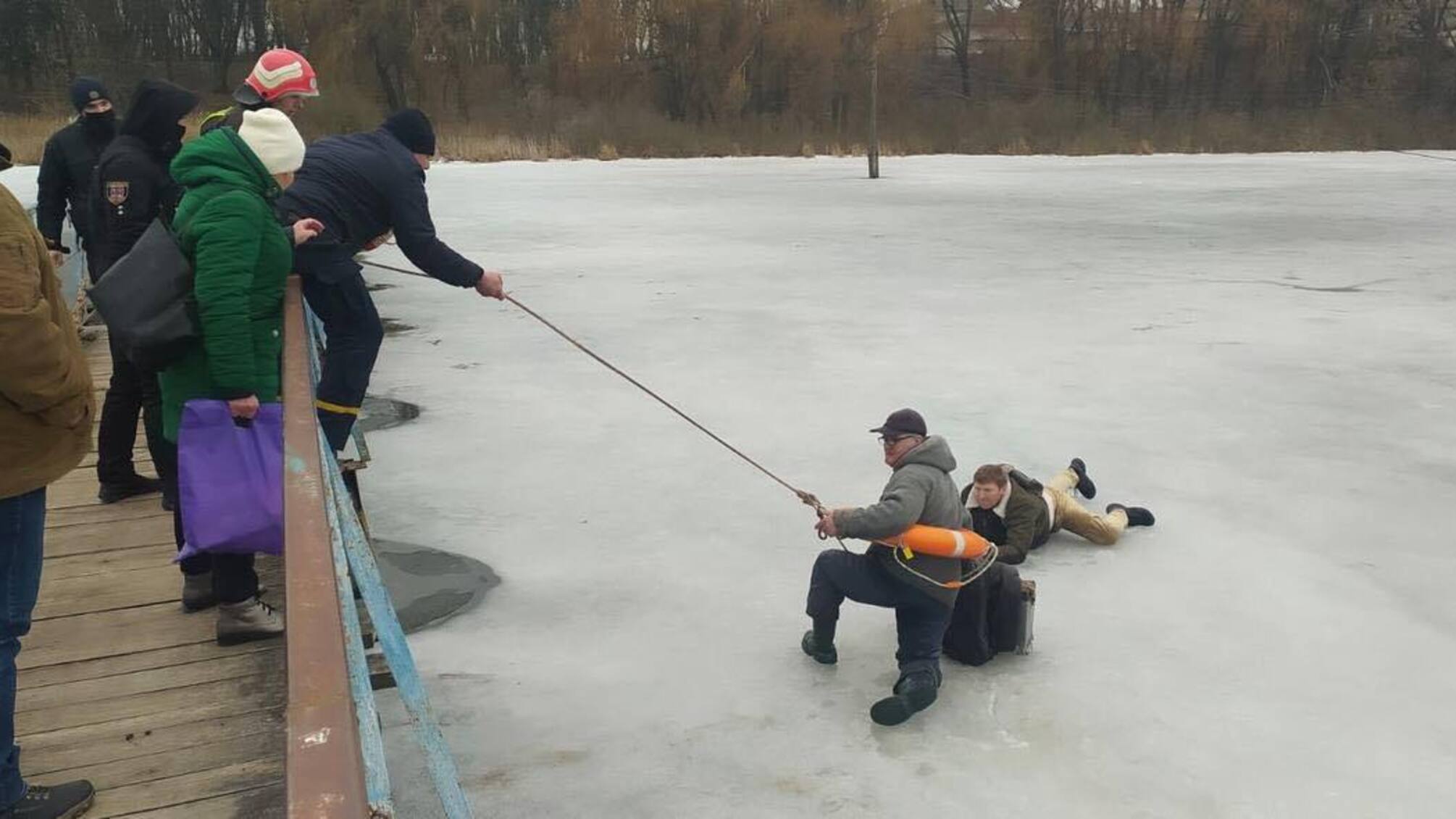 На Вінниччині врятовано двох людей, які провалилися під кригу