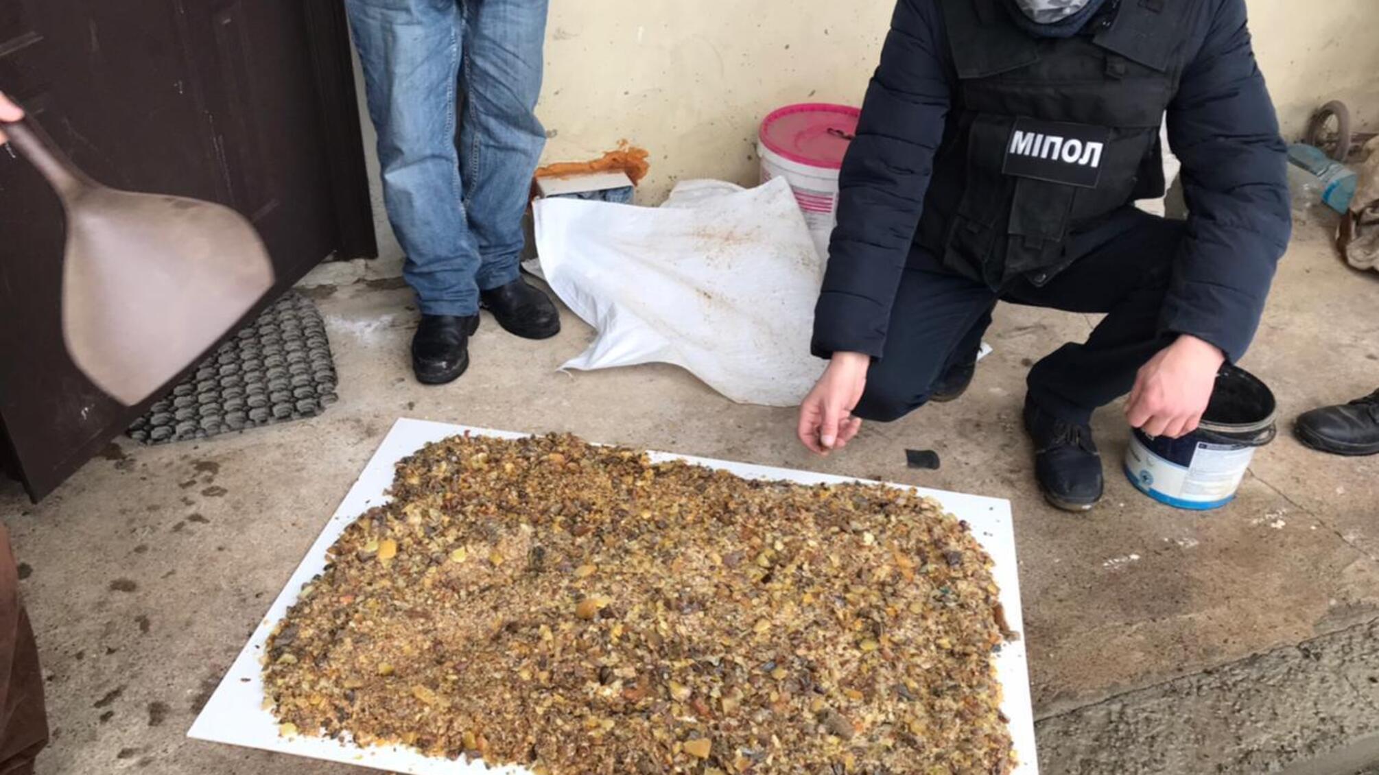 Понад 16 кілограмів бурштину-сирцю вилучили поліцейські у жителя Рівненського району