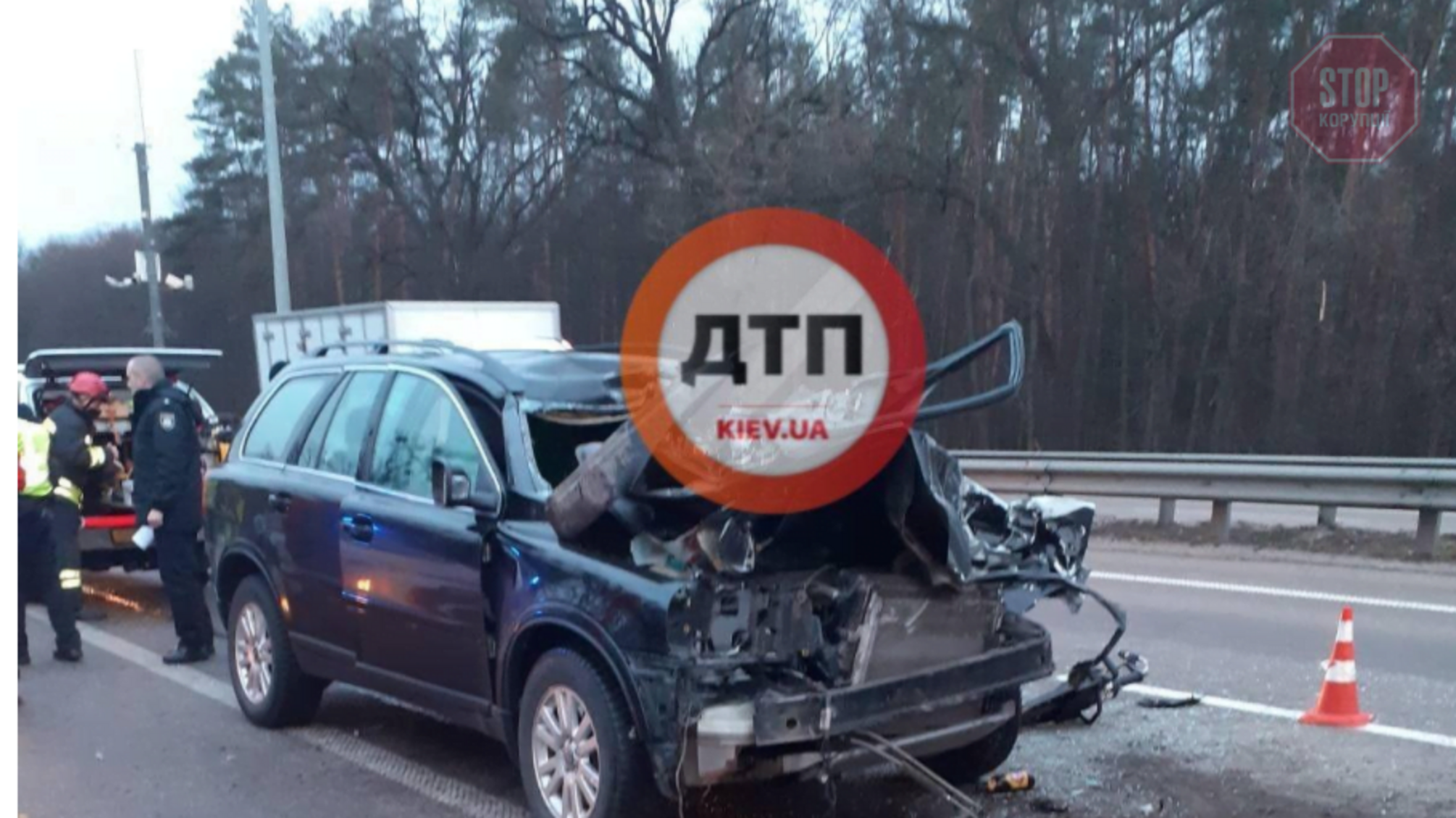 На въезде в Киев пьяный водитель влетел в грузовик, есть пострадавшие и погибшие (фото)