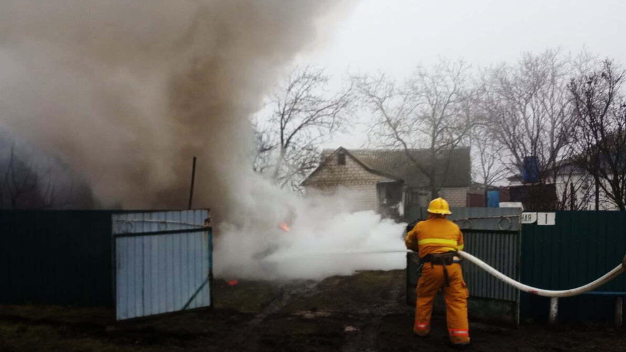 Дніпропетровська область: рятувальники ліквідували пожежу на території житлового сектору