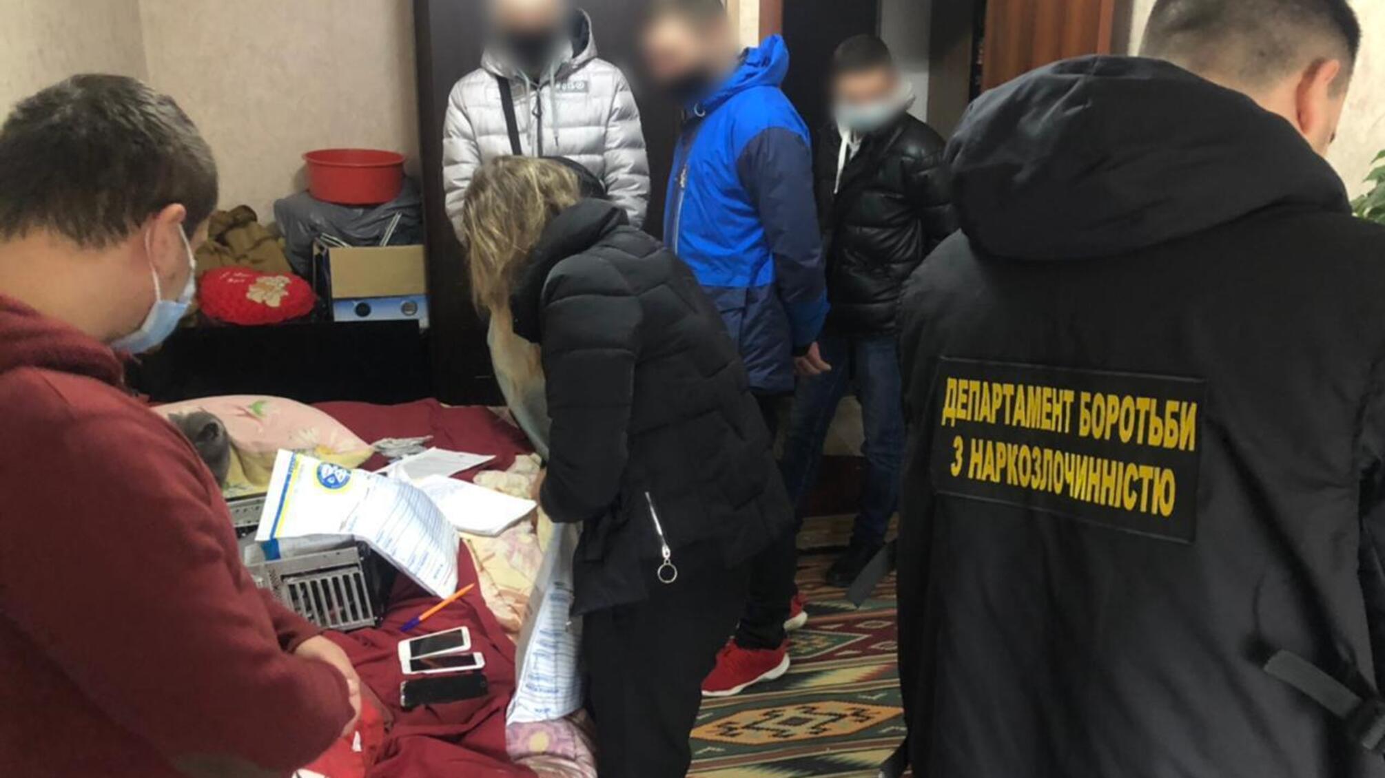 На Харківщині поліцейські припинили злочинну діяльність двох осіб, причетних до продажу наркотиків з використанням мережі інтернет