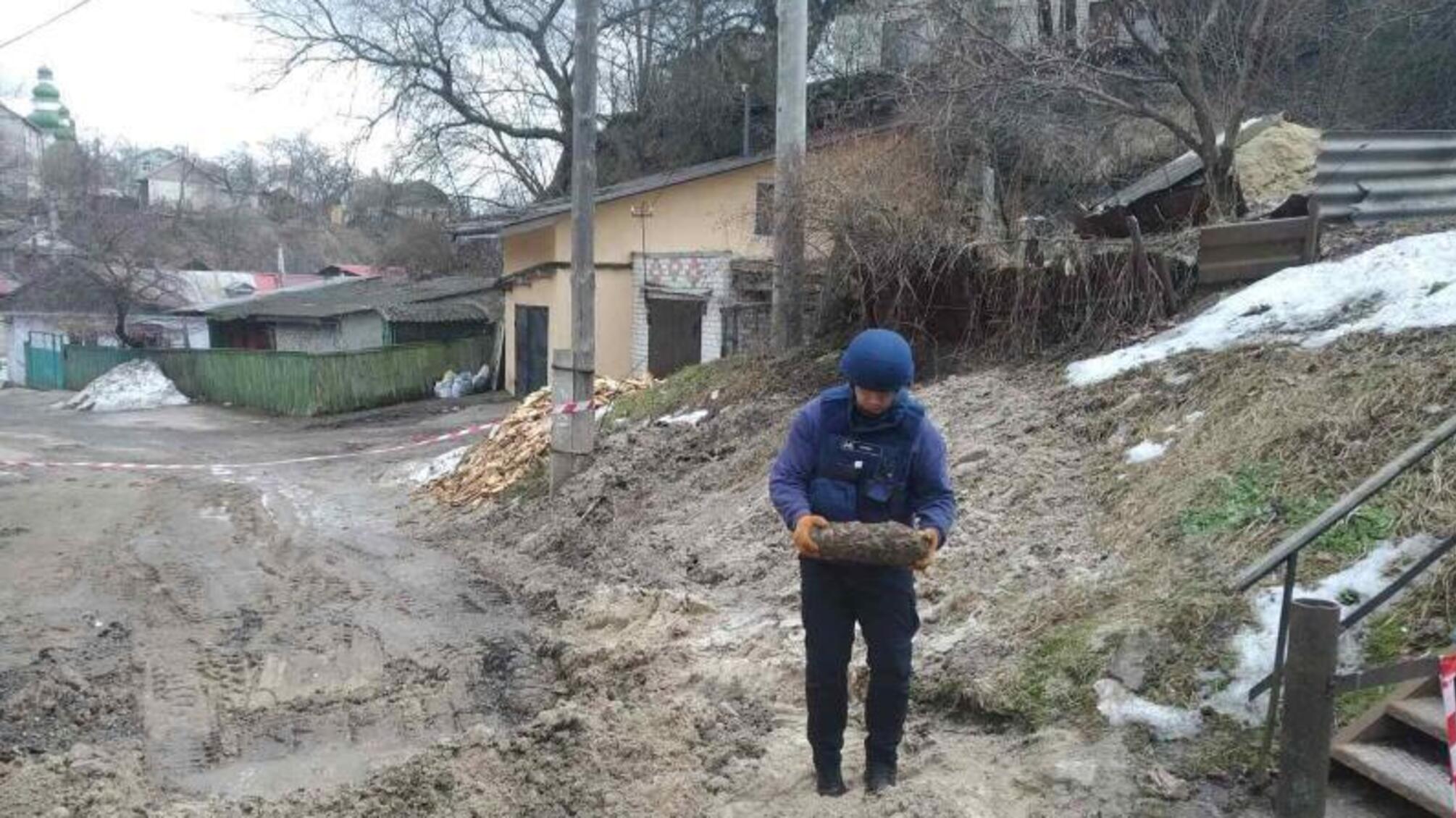 м. Чернігів: піротехніки ДСНС знищили артилерійський снаряд, який виявили працівники водоканалу під час проведення земляних робіт