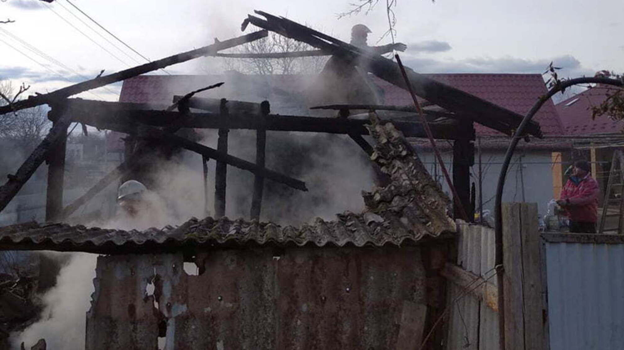 На Закарпатті рятувальники ліквідували пожежу в надвірній споруді, врятувавши при цьому будинок
