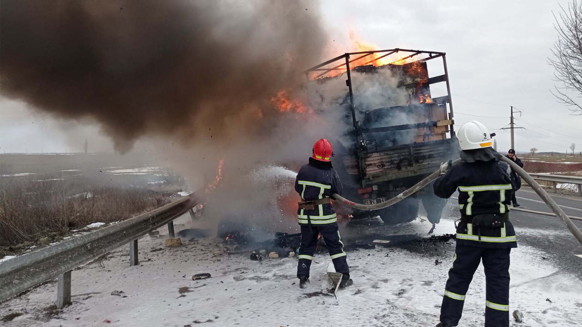 На Хмельниччині рятувальники ліквідували наслідки жахливої ДТП, в якій загинуло двоє людей