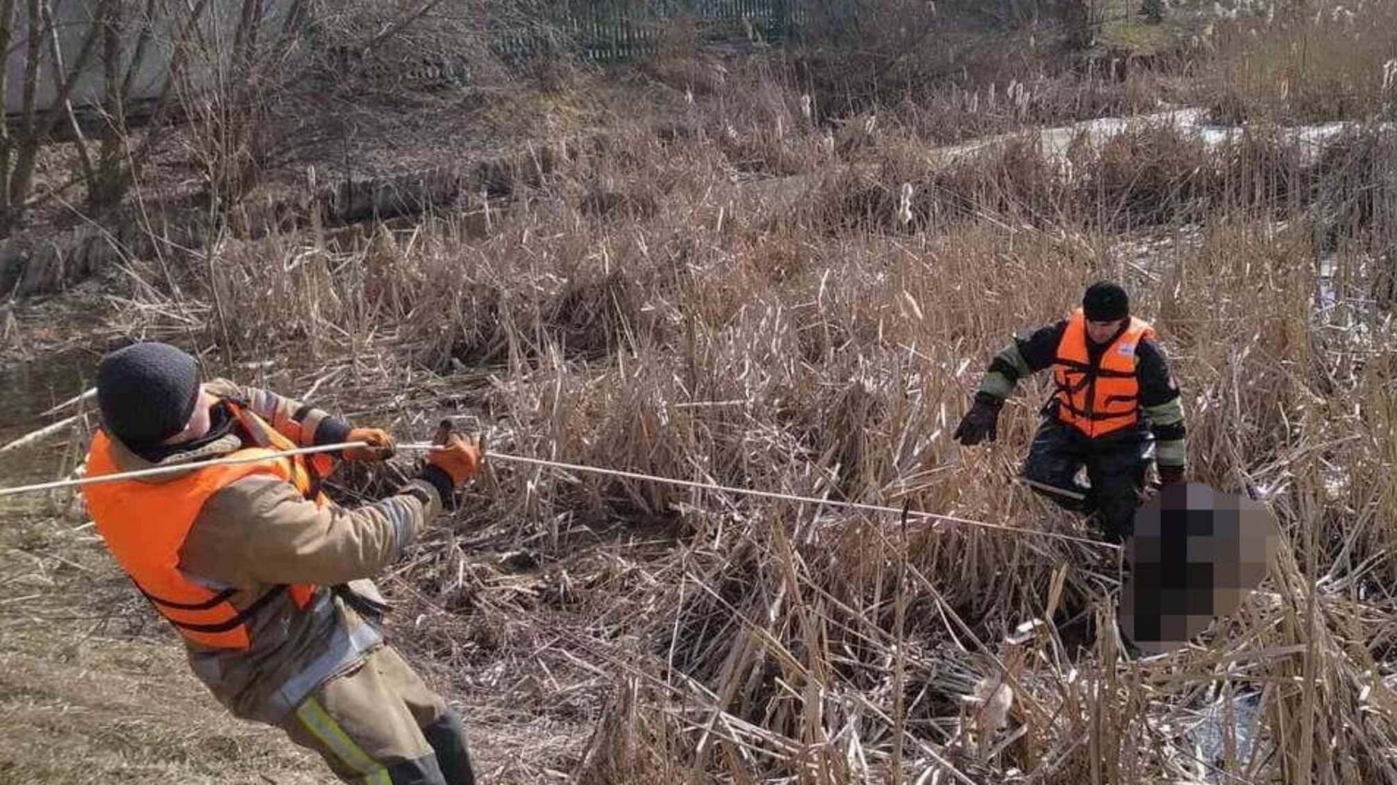 Київська область: рятувальники вилучили з водойми тіло жінки