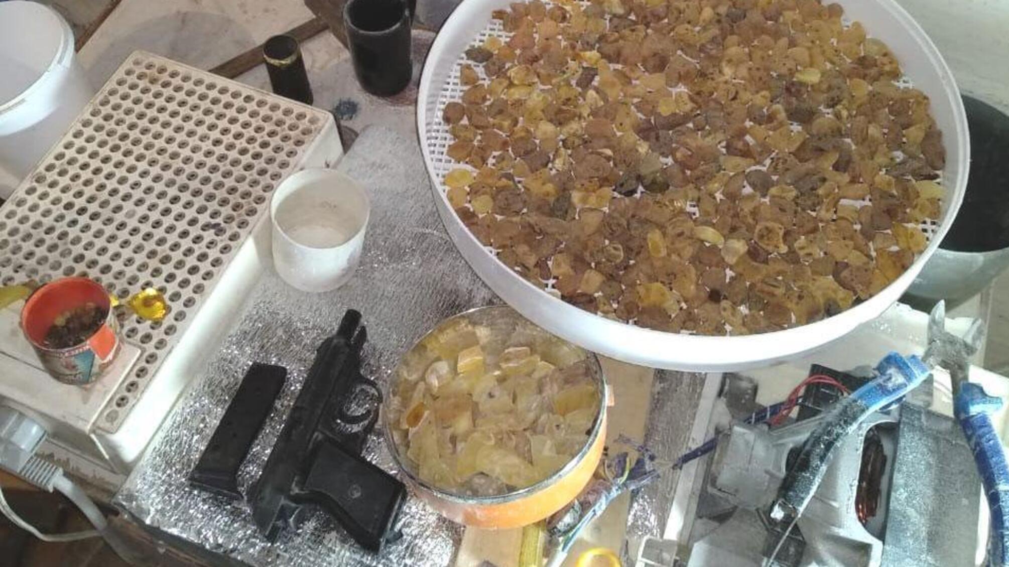 На Рівненщині поліцейські вилучили 350 кілограмів бурштину