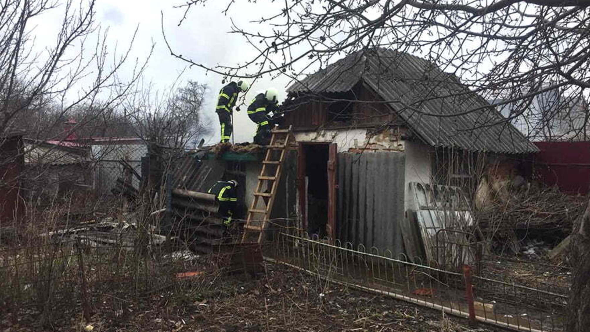 Полтавська область: вогнеборці загасили пожежу занедбаній господарчій будівлі