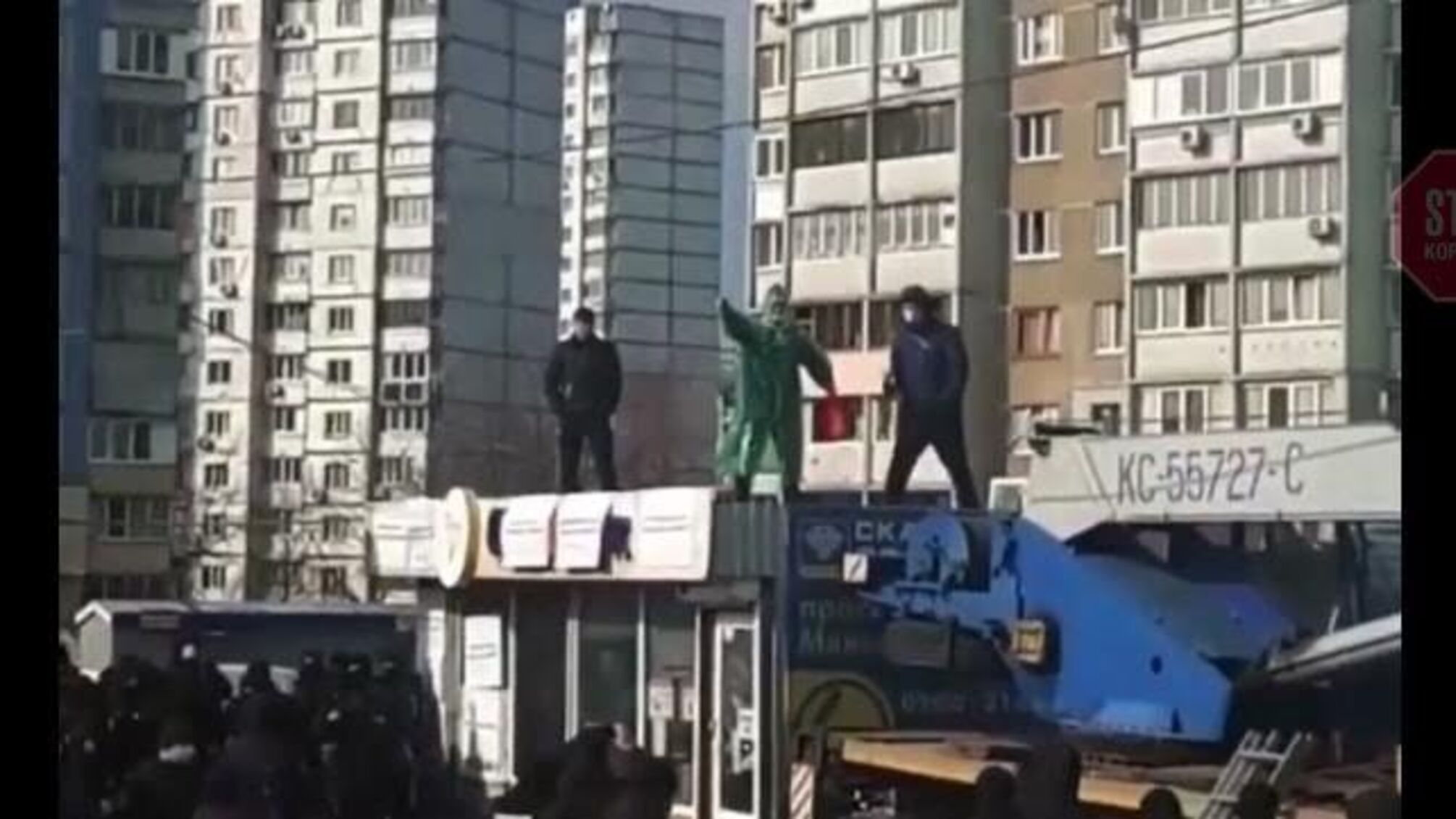 Вимагає не зносити його МАФ: у столиці підприємець облив себе бензином та погрожує самоспаленням (відео)