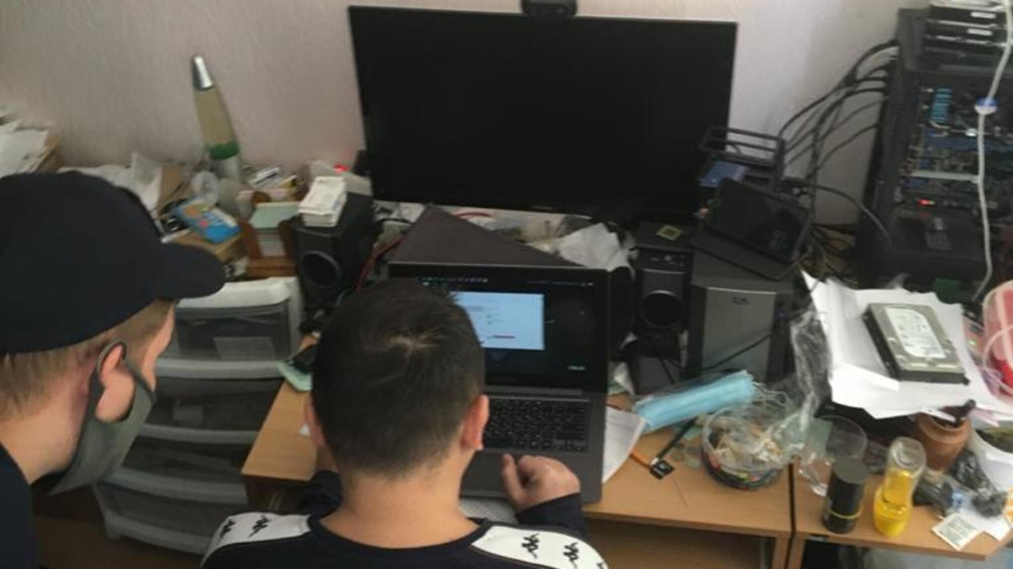 Поліцейські викрили злочинну групу, яка здійснювала незаконний випуск та обмін електронних грошей, заборонених на території України