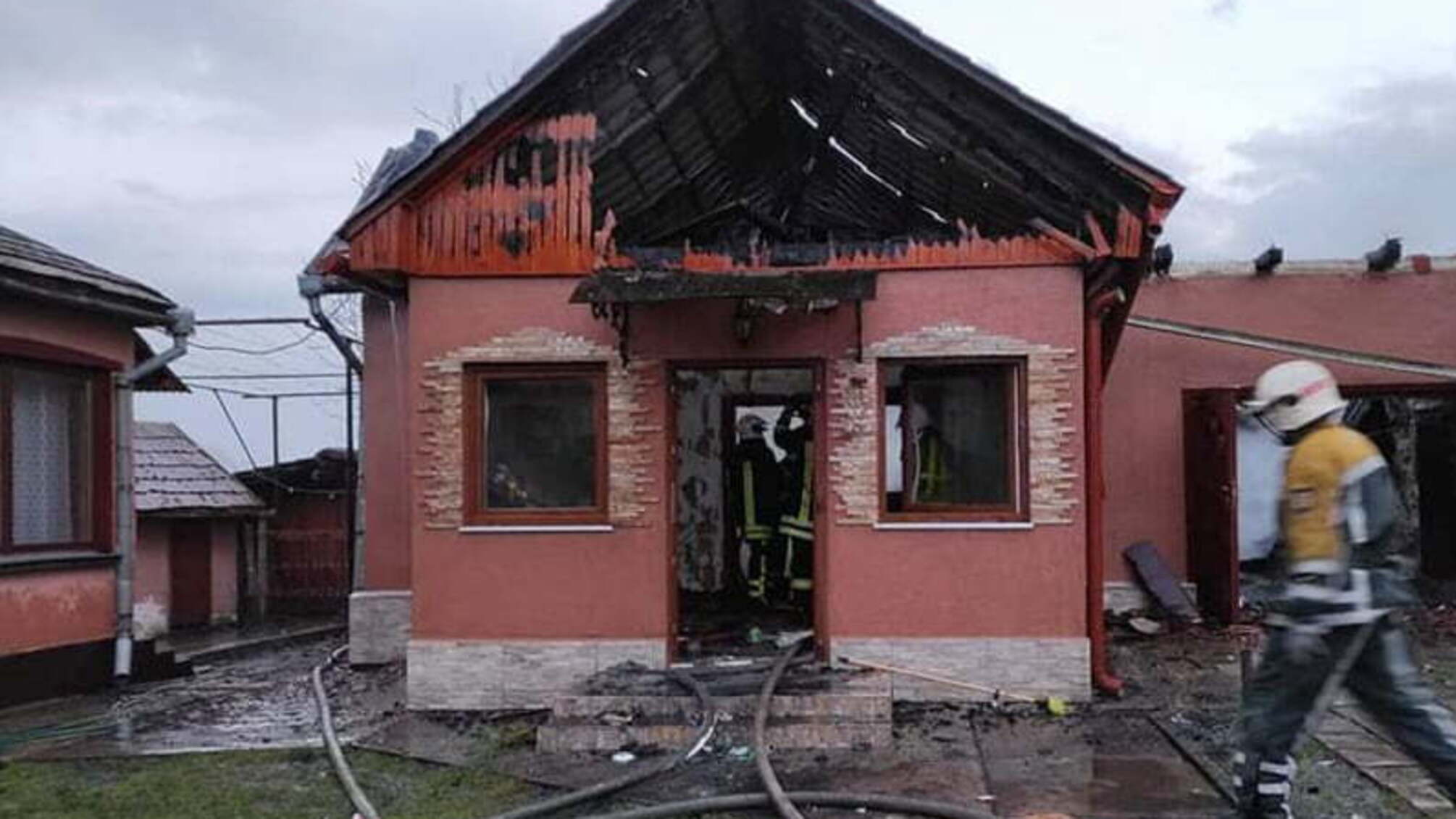 На Закарпатті рятувальники ліквідували пожежу в надвірній споруді