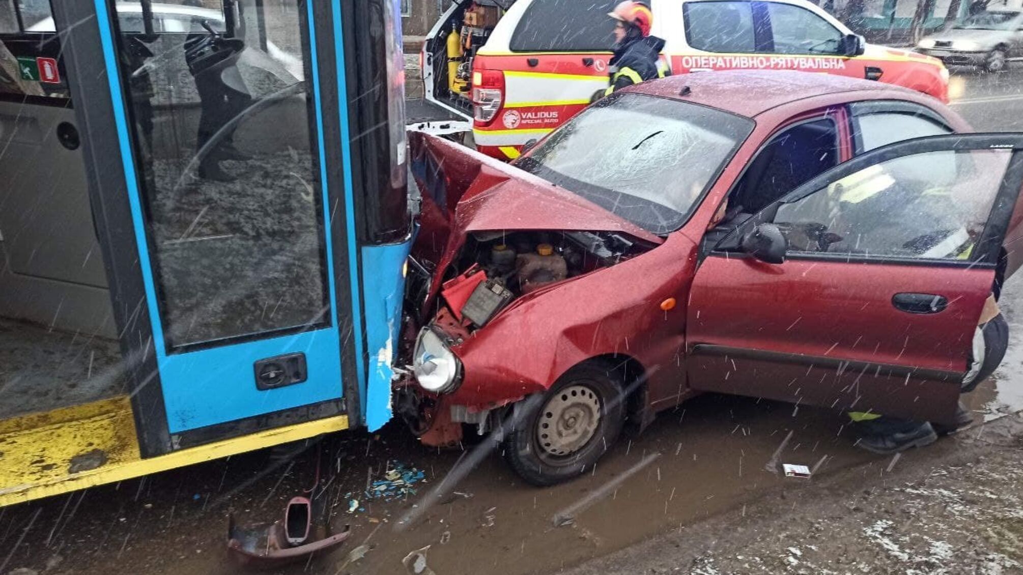 Донецька область: рятувальники деблокували чоловіка, який постраждав в результаті дорожньо-транспортної пригоди