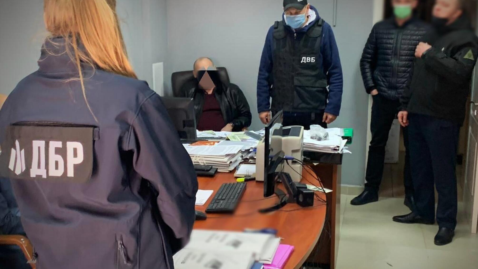 Внутрішня безпека Нацполіції затримала вінницького адвоката – за 15 тисяч доларів обіцяв підозрюваному умовний термін покарання