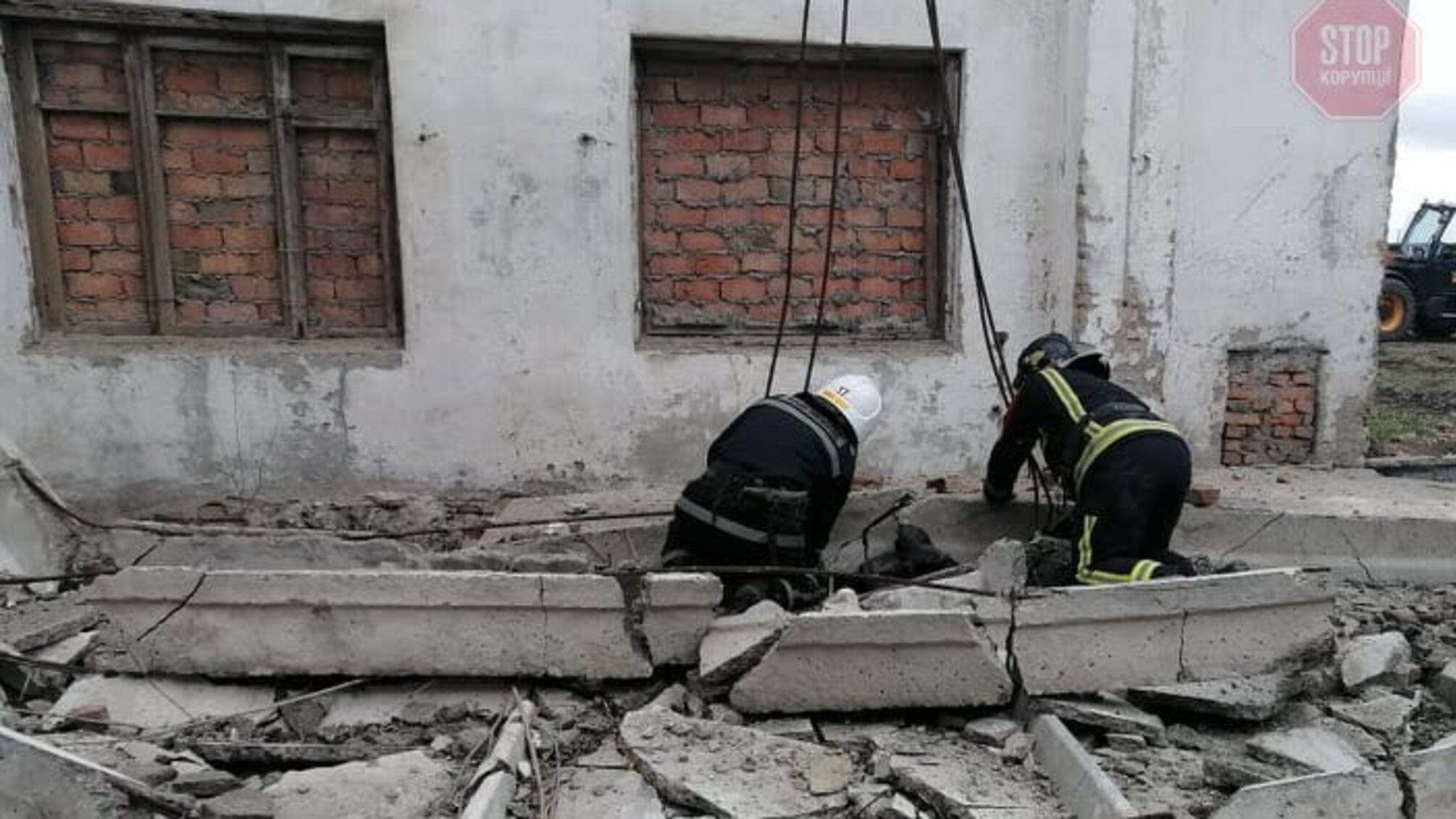 В Николаевской области бетонная плита упала на отца и его сына (фото)