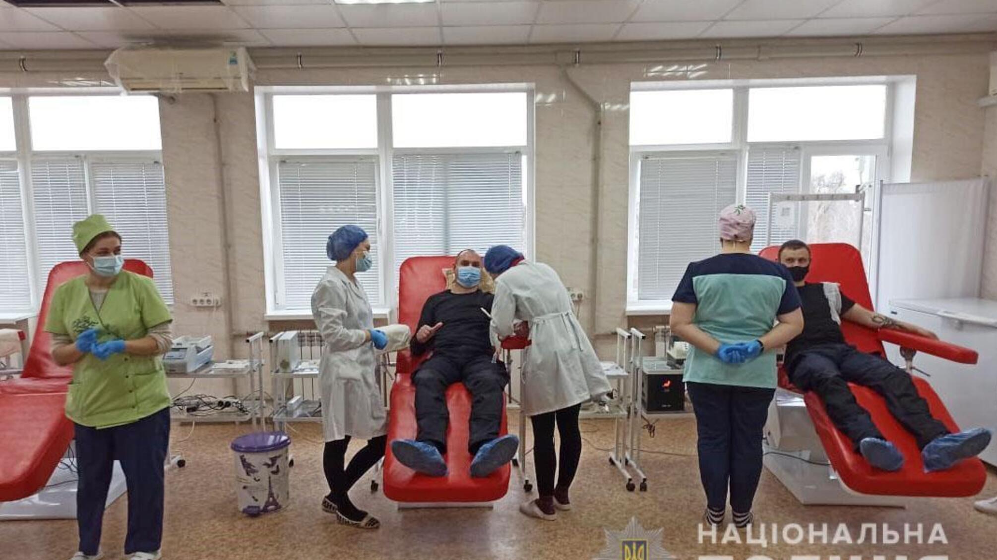 Бійці роти поліції особливого призначення «Херсон» разом з патрульними поліцейськими здали кров для порятунку дружини поліцейського з Луганщини