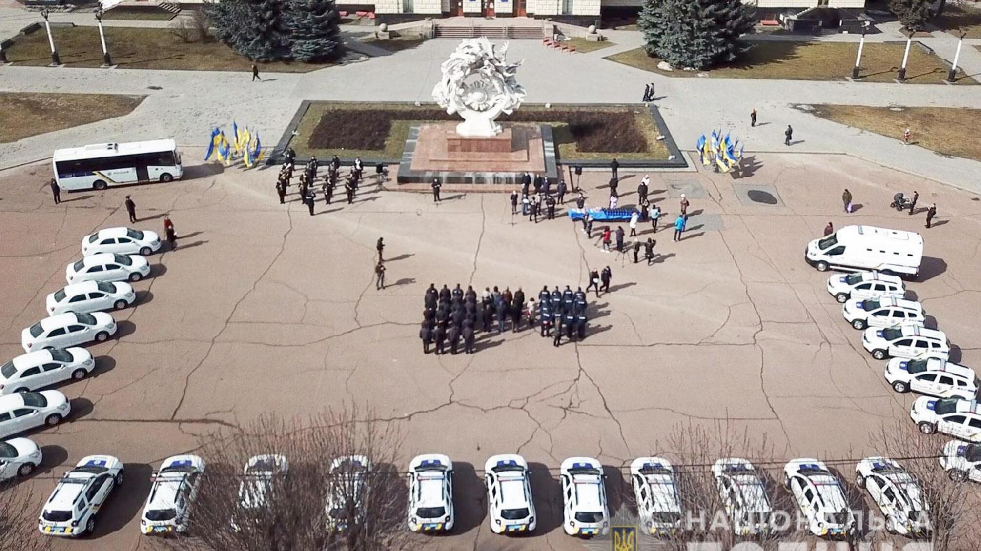 На Хмельниччині поліцейські офіцери громади отримали нову зброю та службові автомобілі