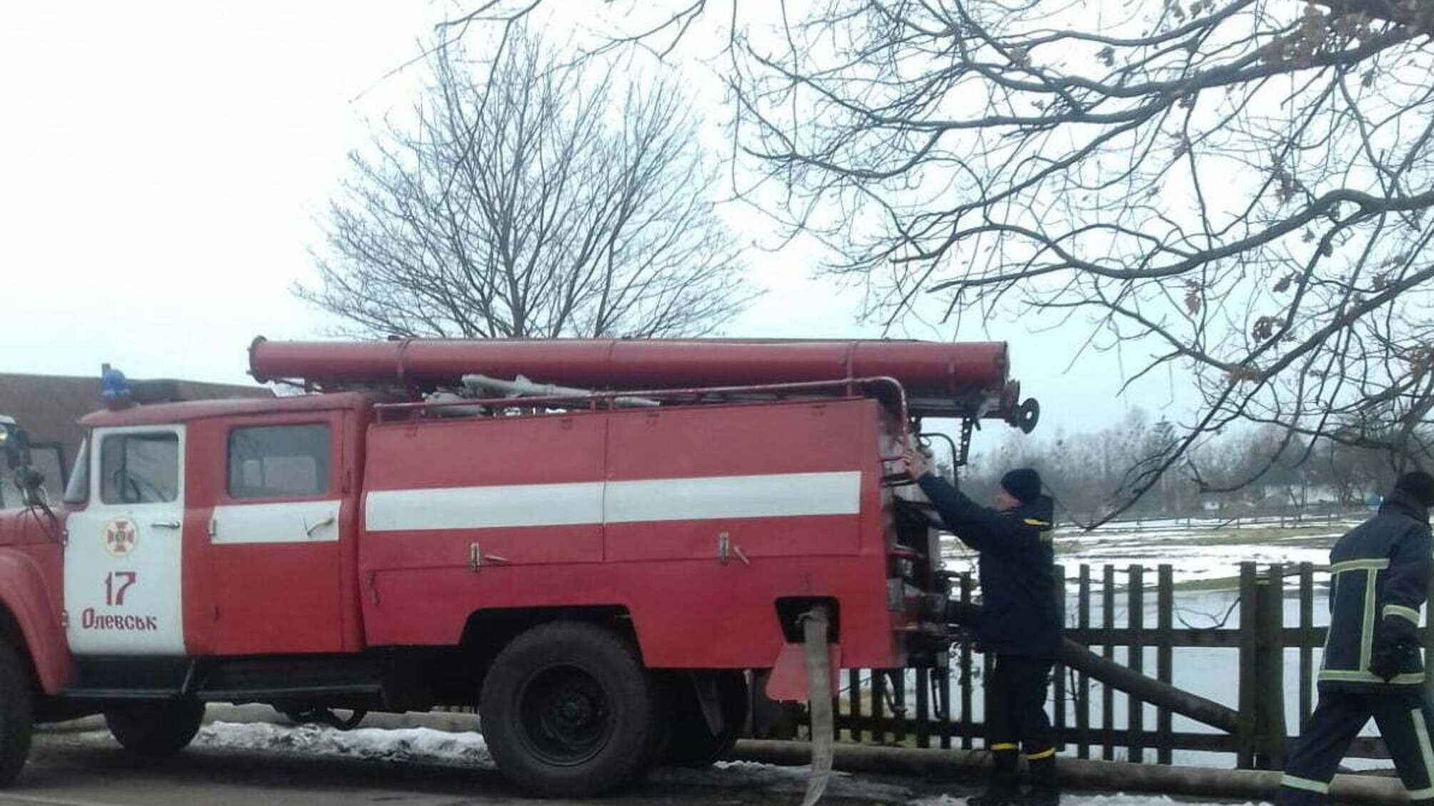 Житомирська область: бійці ДСНС відкачали воду з подвір’я та присадибної ділянки приватного обійстя