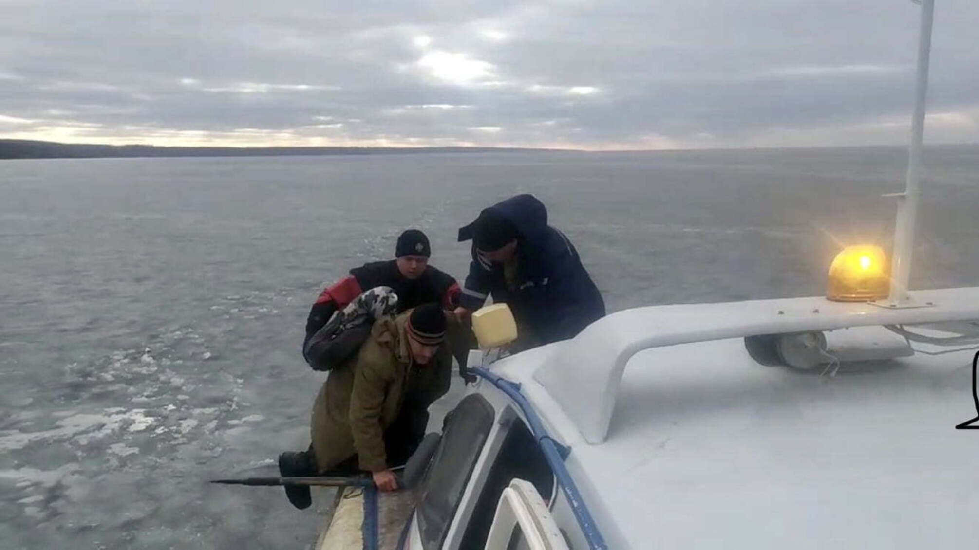 Запорізька область: співробітники ДСНС врятували 3 рибалок