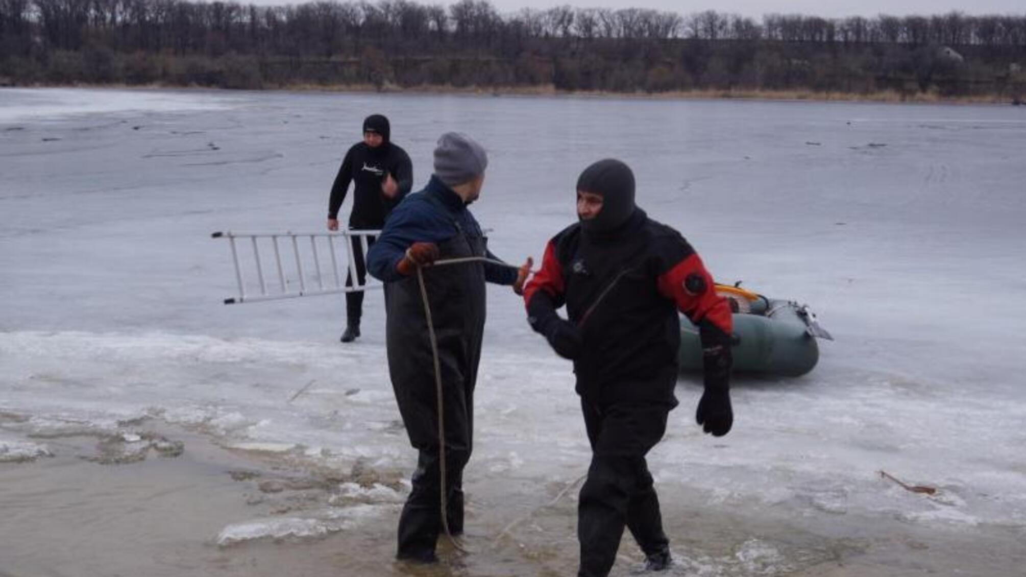 Донецька область: рятувальники вилучили автівку з водойми