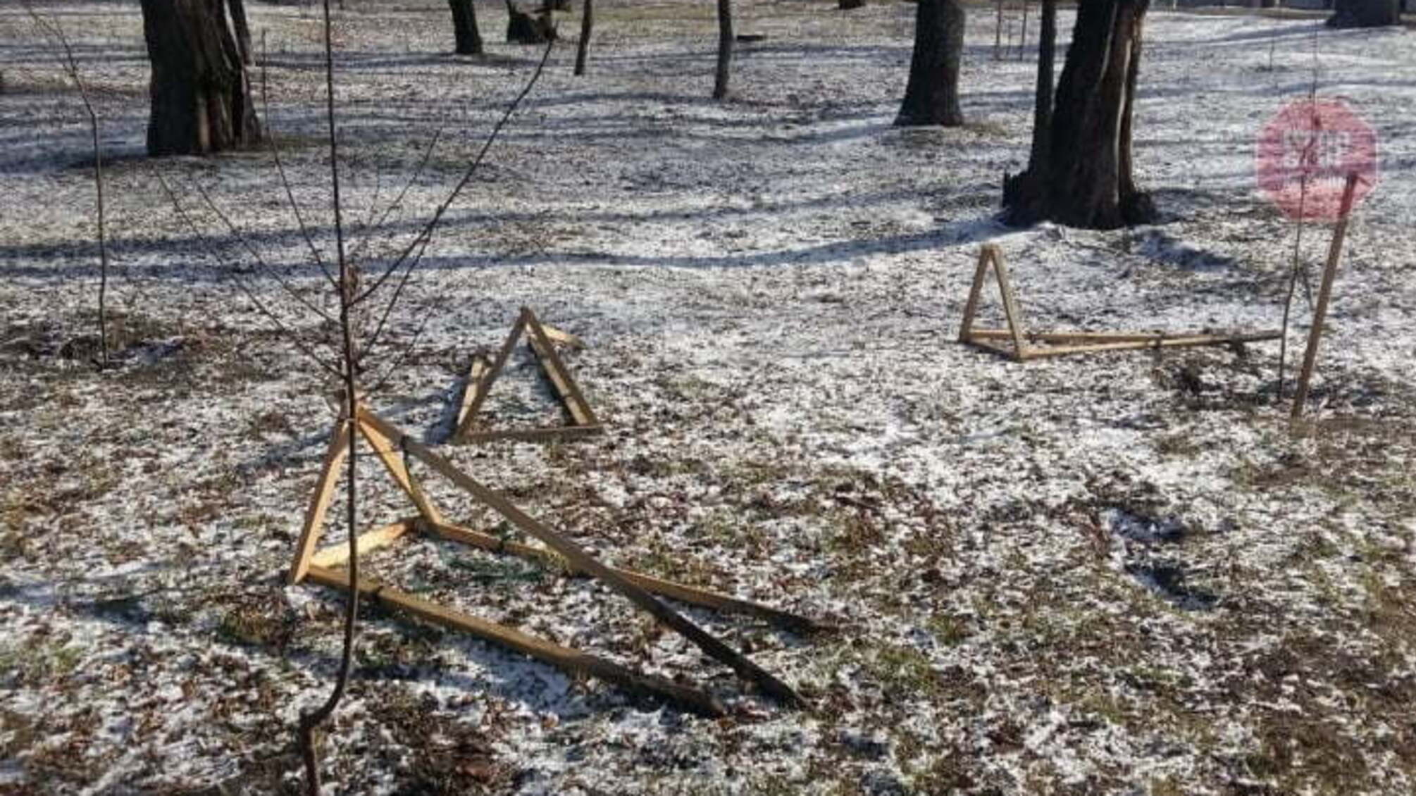 Новини Дніпра: у місті вандали розтрощили парк (фото)