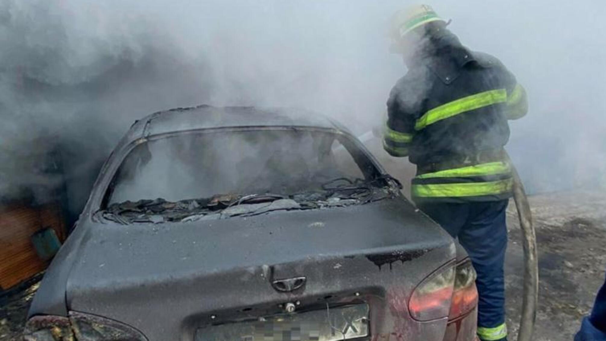 Дніпропетровська область: під час ліквідації пожежі в гаражі з автомобілем всередині, виявлено тіло чоловічої статі