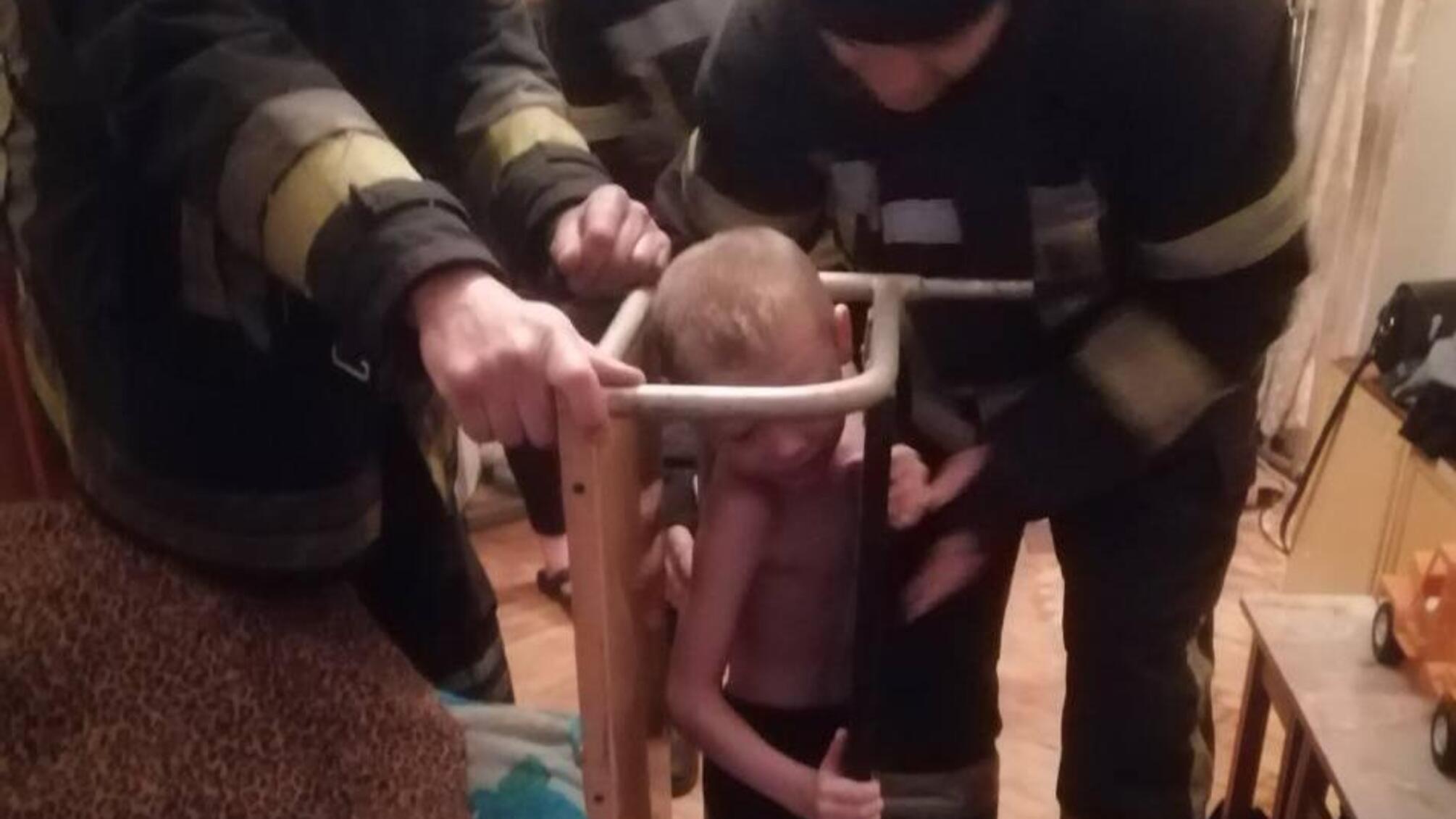 м. Запоріжжя: рятувальники вивільнили хлопчика, який застряг в меблевій конструкції