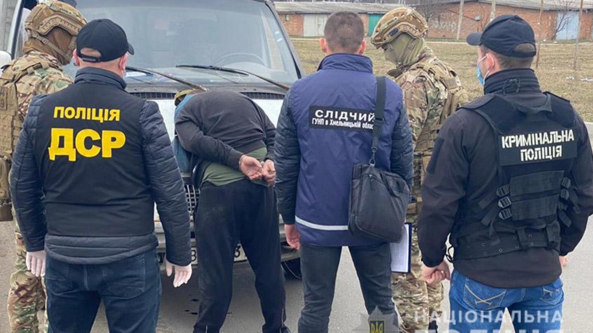 У Хмельницькому правоохоронці затримали групу осіб, які вимагали у місцевого жителя 100 тисяч гривень