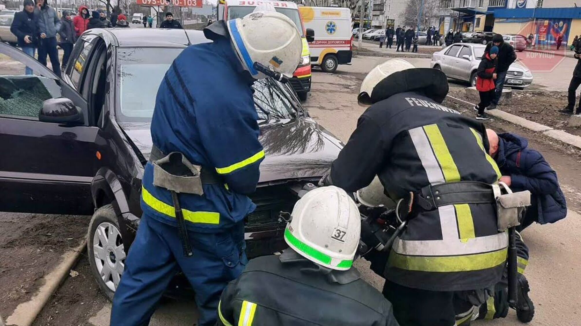 Під Дніпром сталася ДТП з двома автівками, є постраждалі (фото)