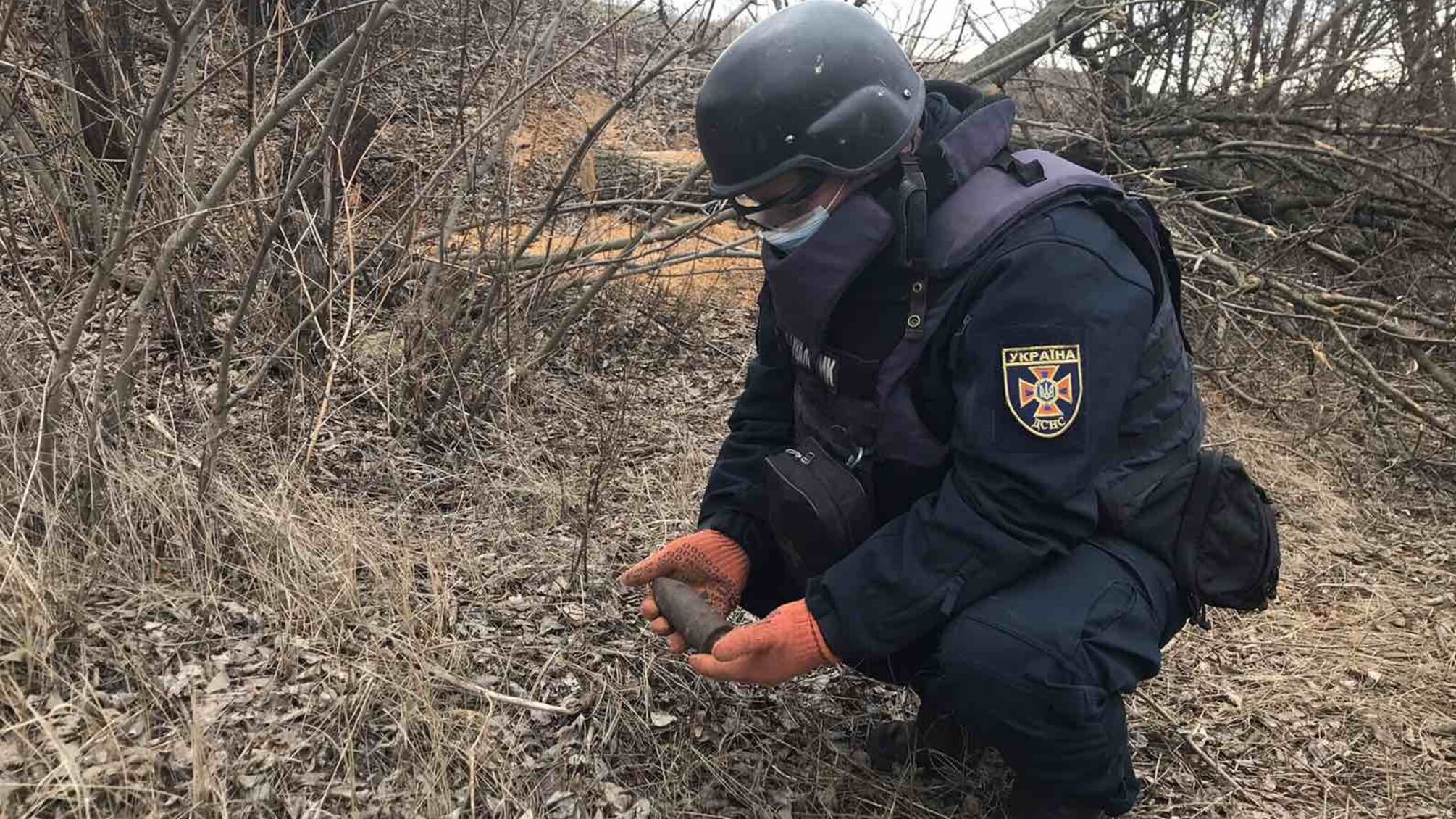 Донецька область: піротехніки вилучили артилерійський снаряд поблизу житлового будинку
