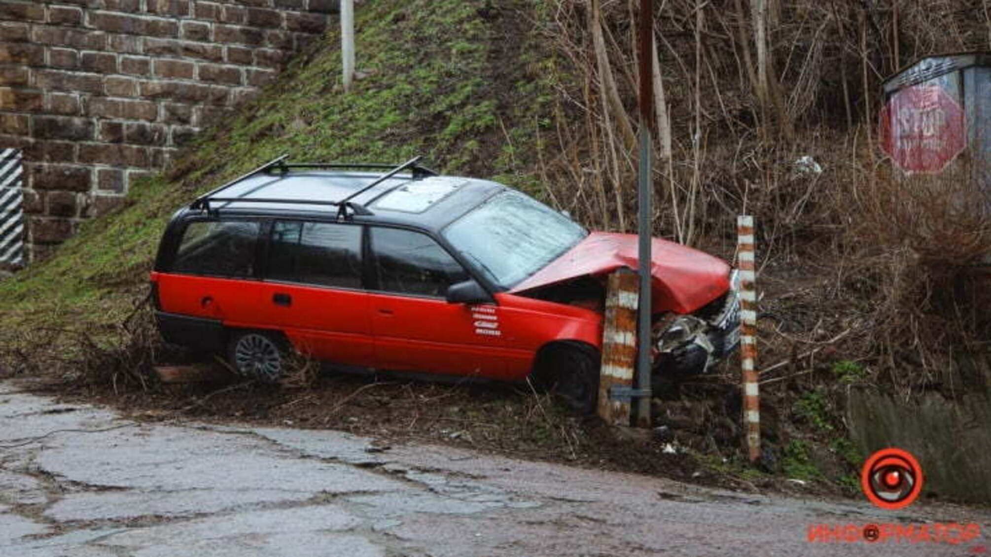 Новости Днепра: в городе автомобиль влетел в столб через яму (фото)