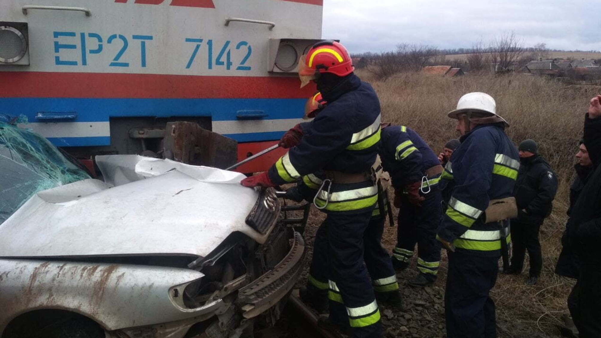 Донецька область: рятувальники деблокували тіло загиблого водія з понівеченої внаслідок ДТП автівки
