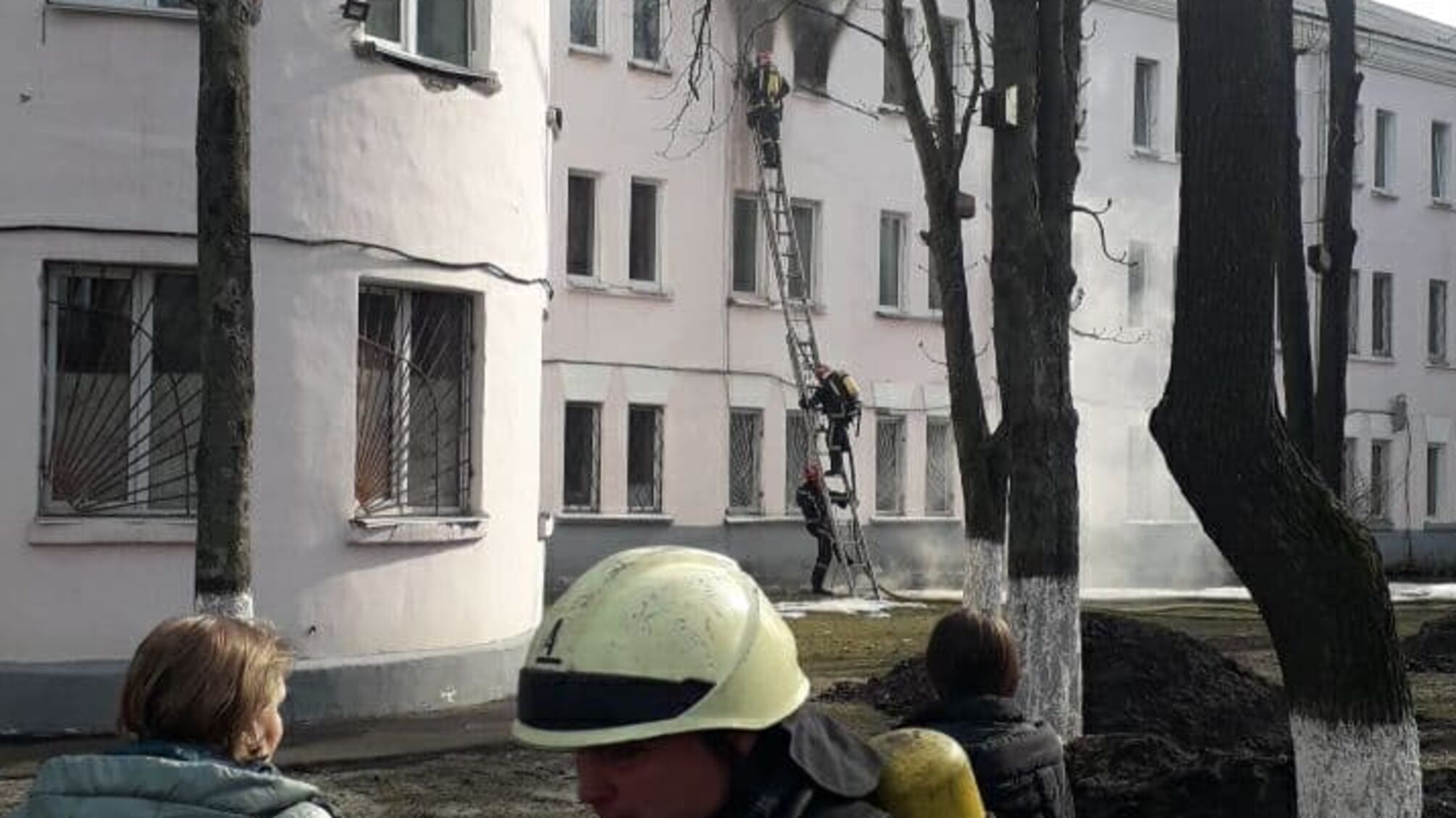 Рятувальники ліквідували пожежу в одному зі столичних гуртожитків