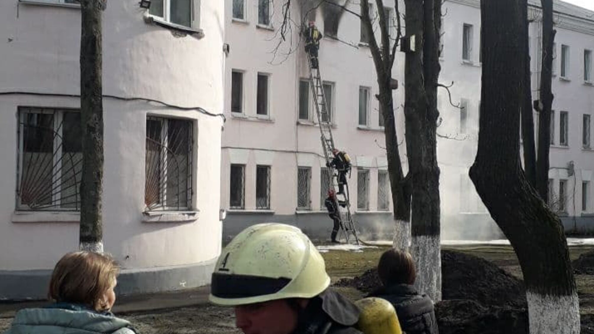 Рятувальники ліквідували пожежу в одному зі столичних гуртожитків
