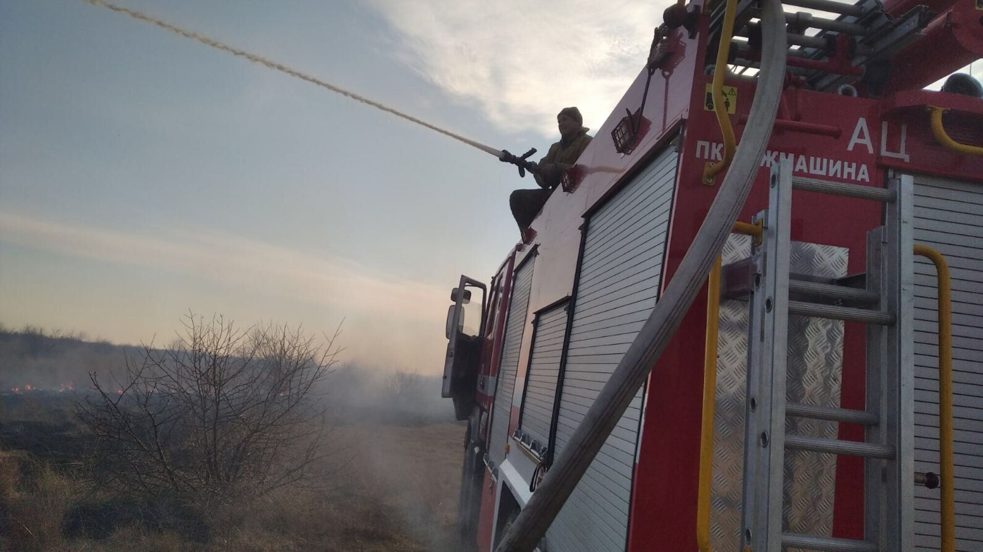 На Херсонщині рятувальники гасять пожежі в екосистемах