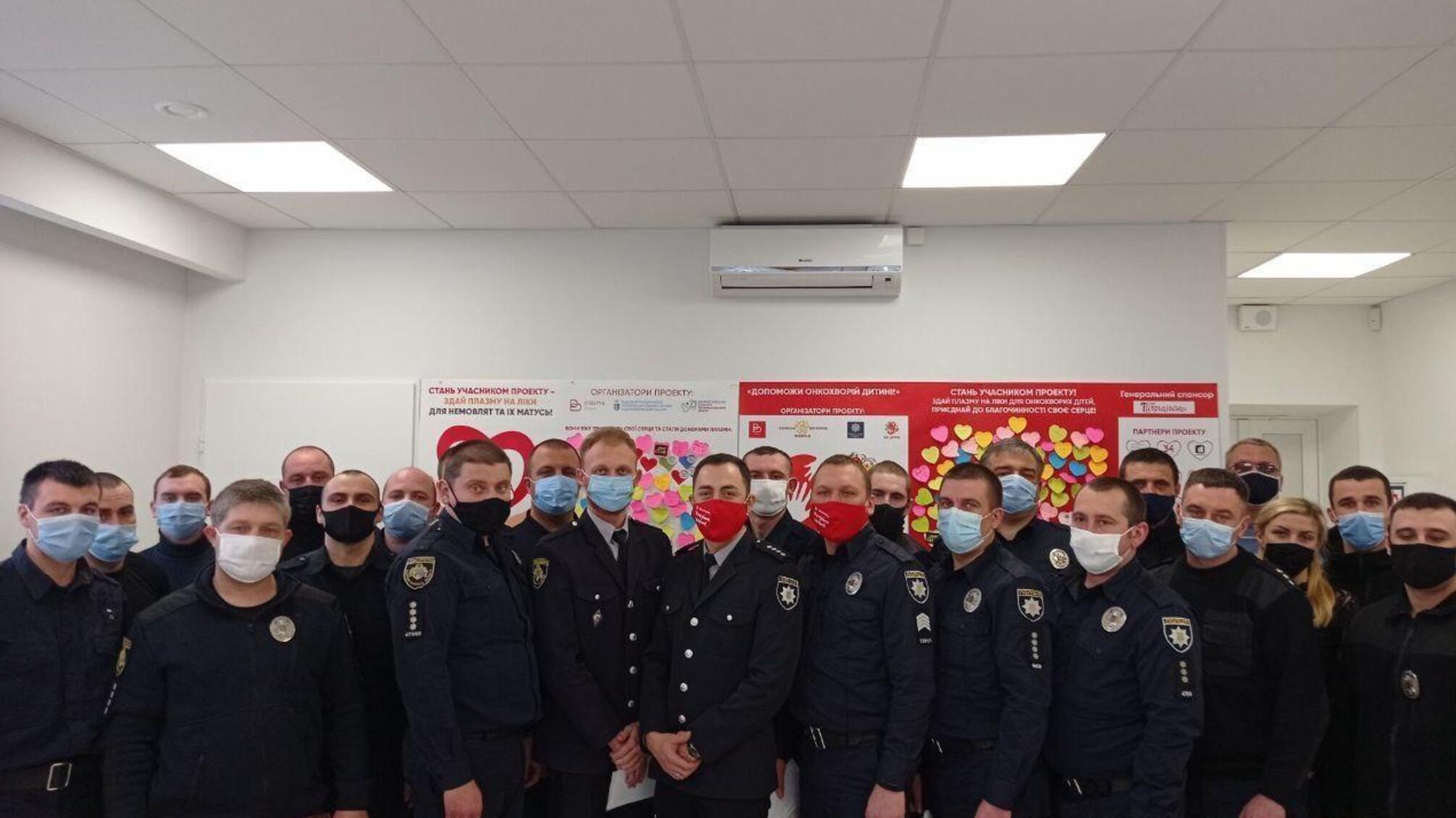 На Дніпропетровщині поліцейські здали кров для порятунку маленької Надійки, яка отримала тяжкі опіки