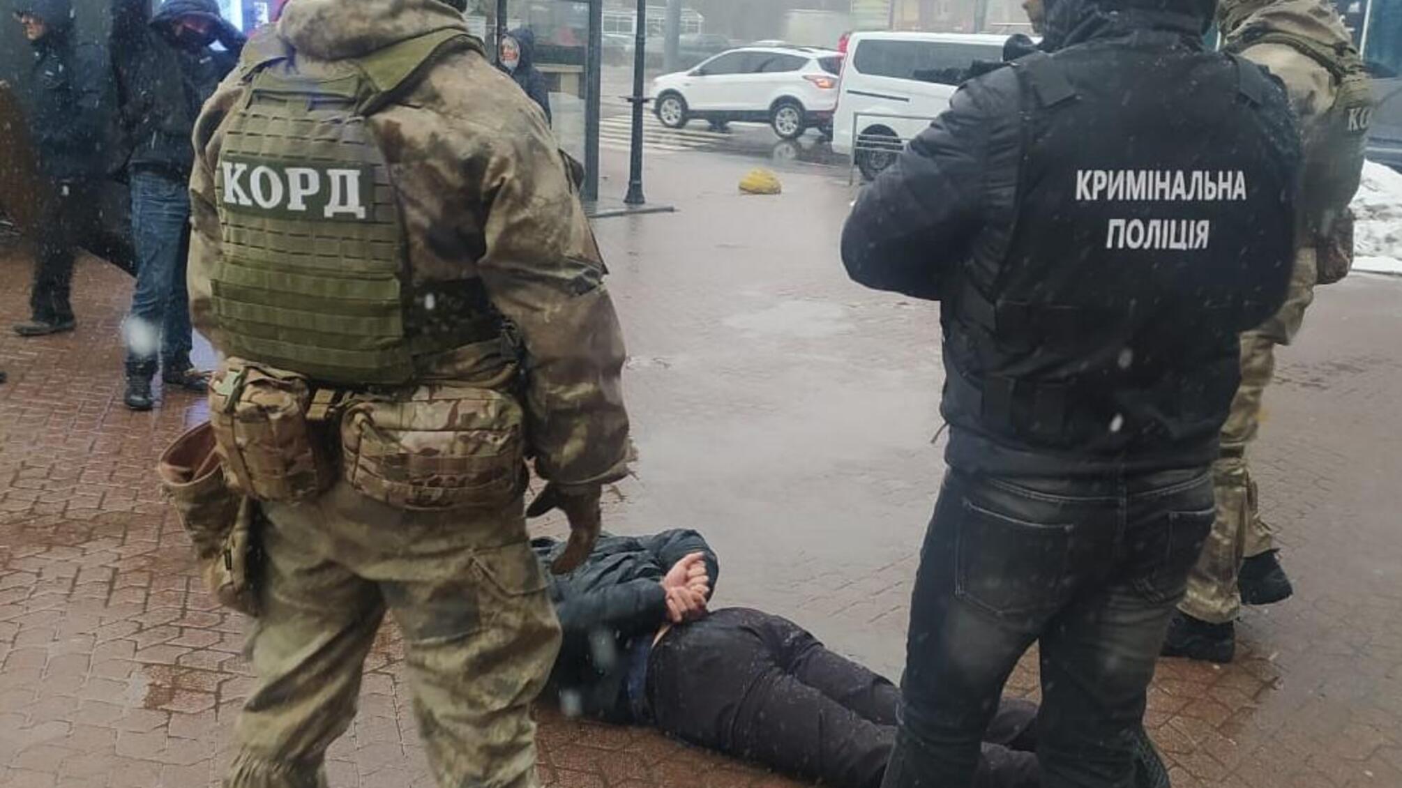 Поліція затримала зловмисника, який вимагав у вінничанина 1 000 доларів США неіснуючого боргу