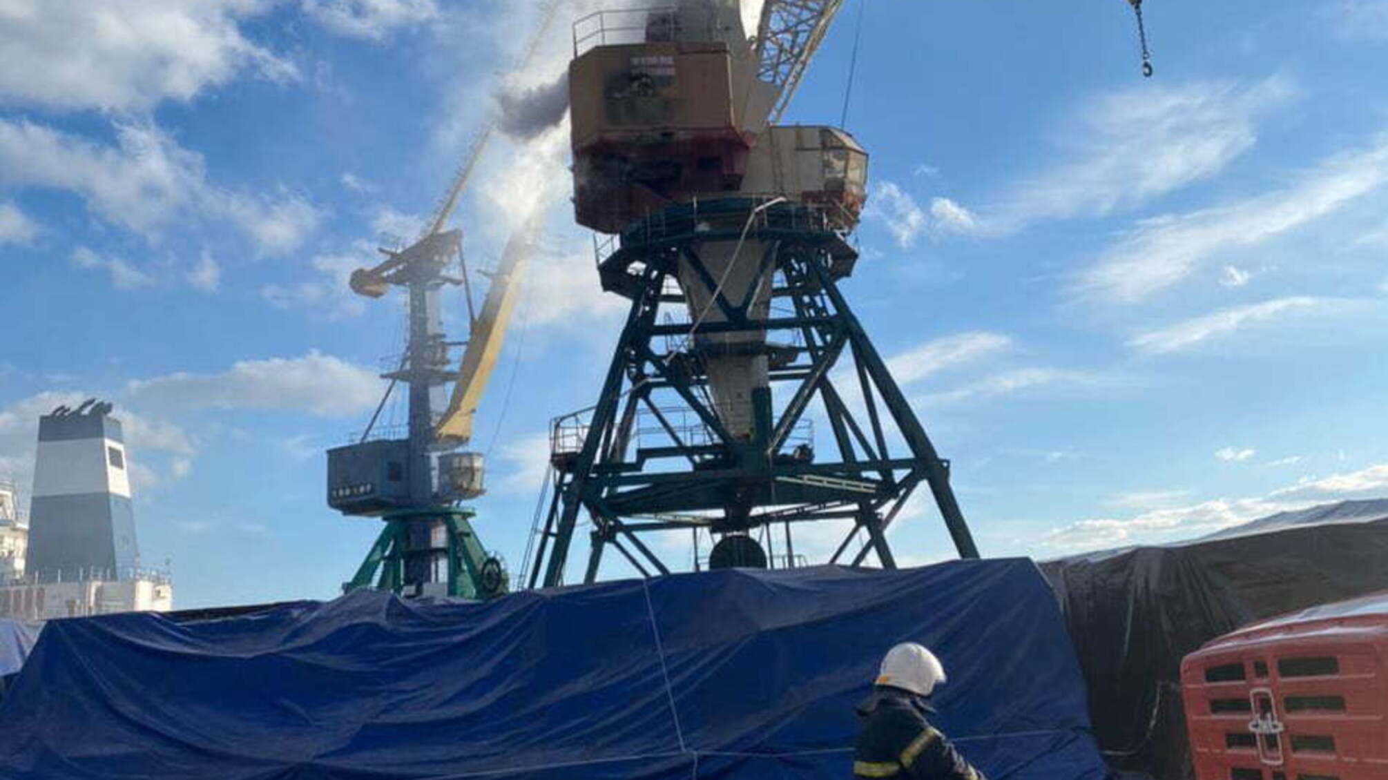 Миколаїв: рятувальники загасили пожежу портального крану на одному з підприємств