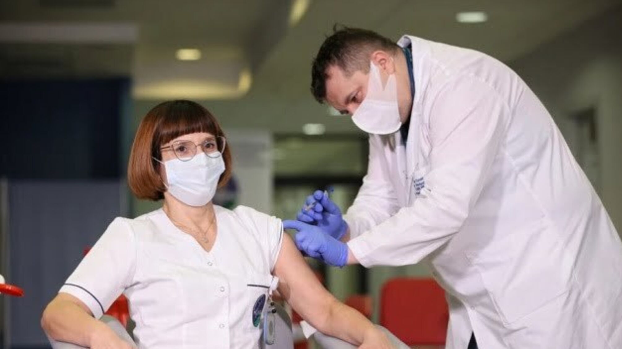 МОЗ Польщі: 90% медиків отримали щеплення, третя хвиля пандемії їх оминає