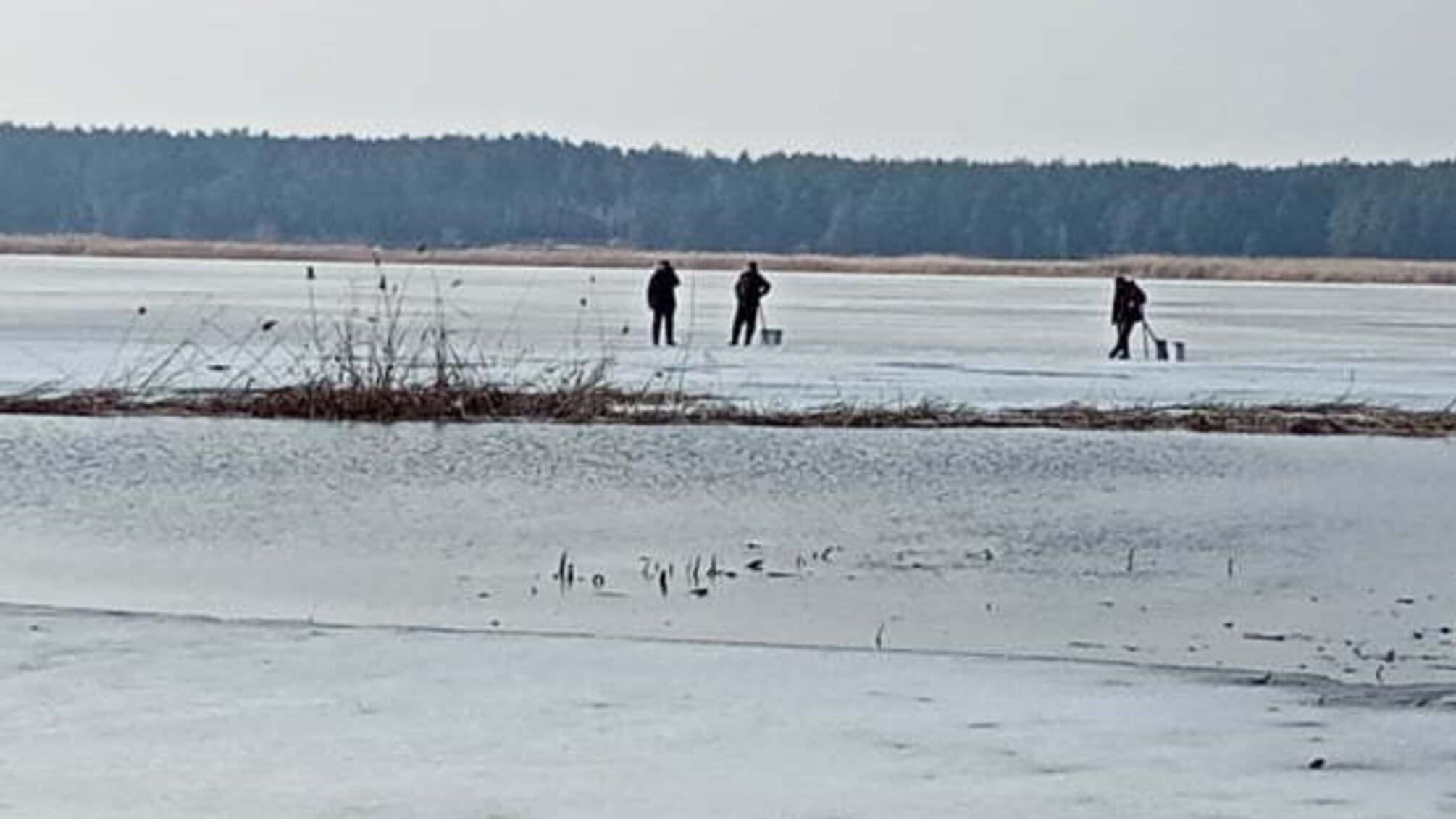 На Київщині врятували шістьох рибалок з відколотої крижини