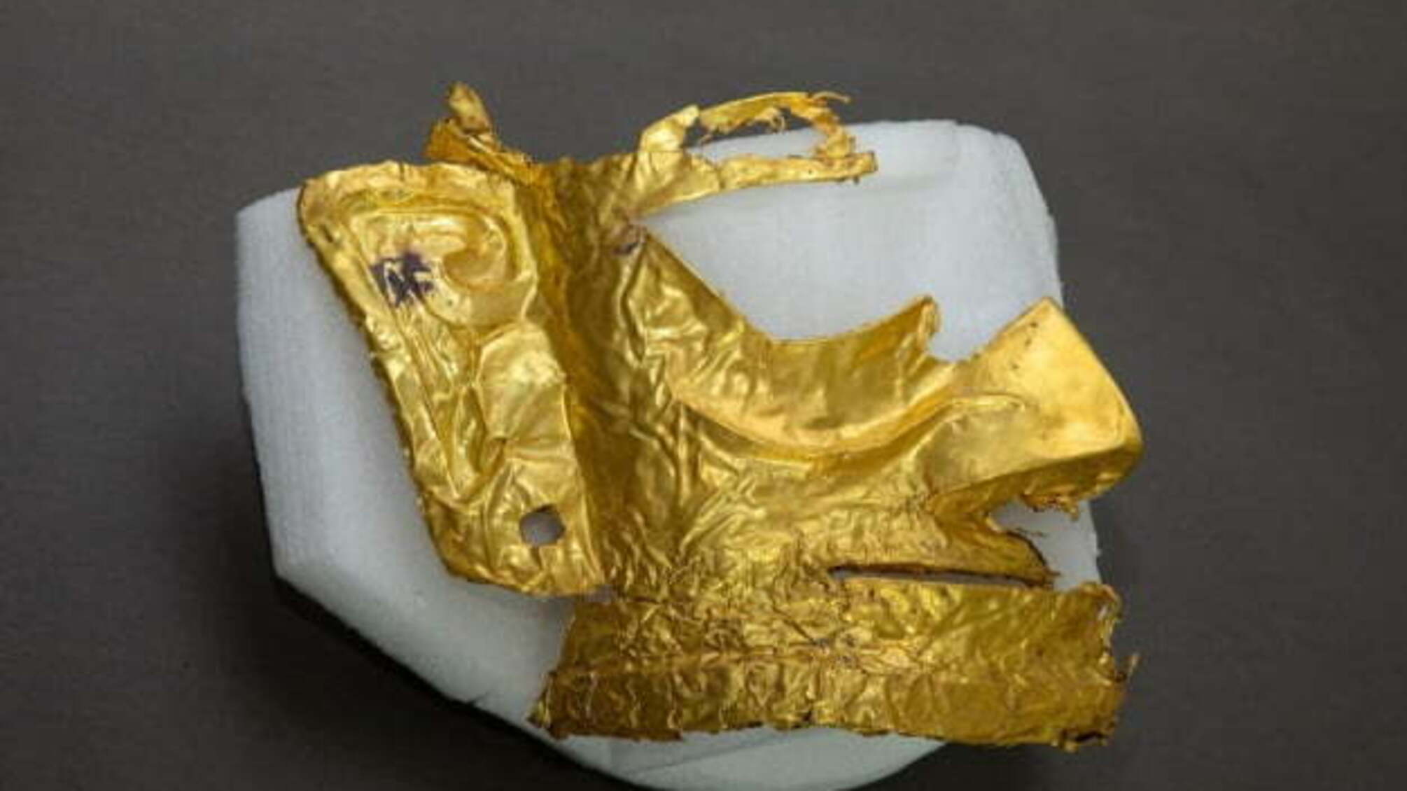У Китаї археологи знайшли частину золотої маски, якій близько 3 000 років
