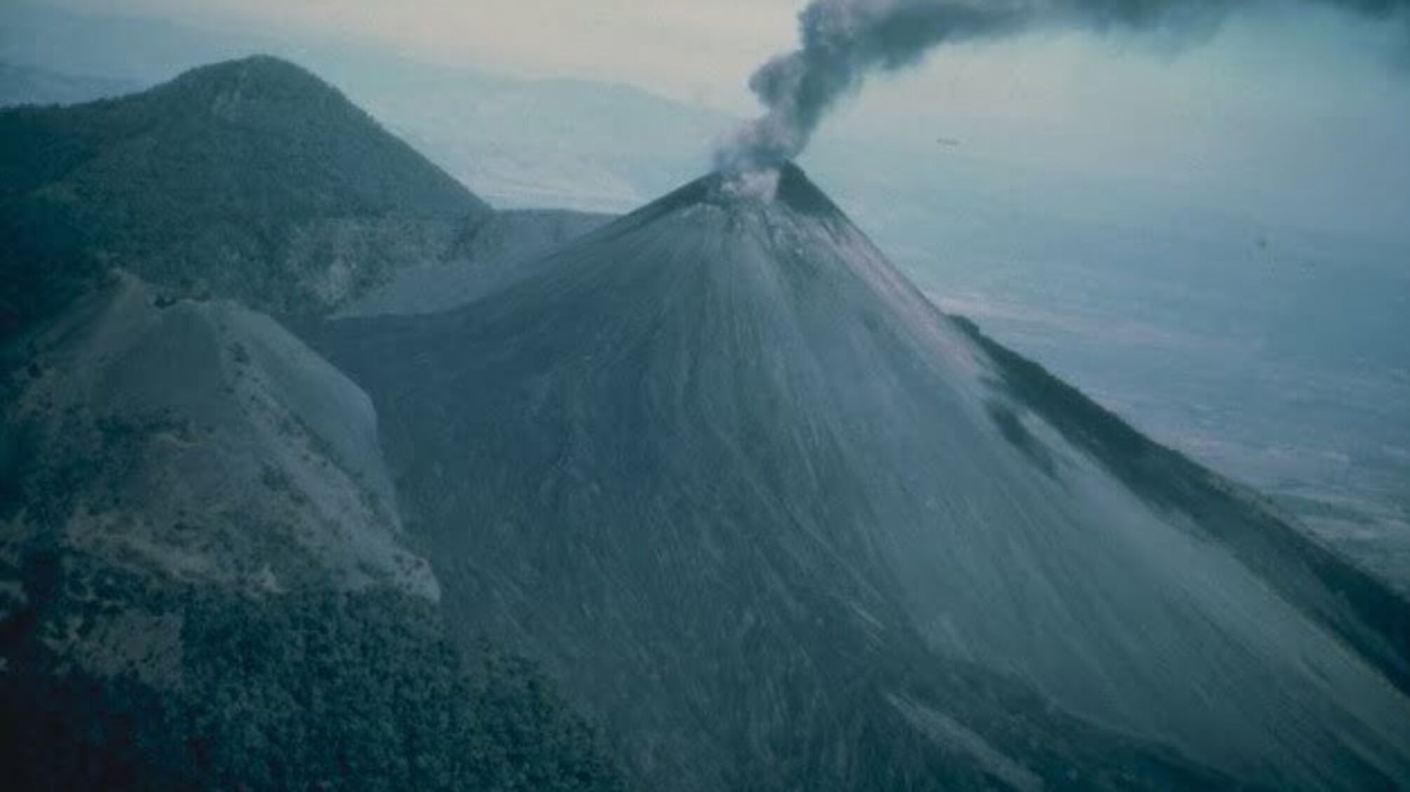 Гватемала закрила столичний аеропорт через вулканічний попіл