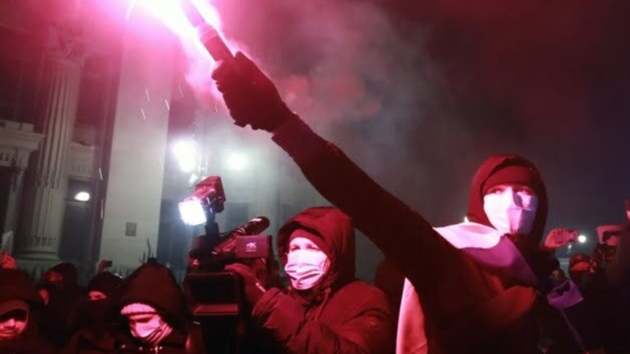 Прихильники Стерненка під ОП спалили понад 100 фаєрів і випустили 80 петард