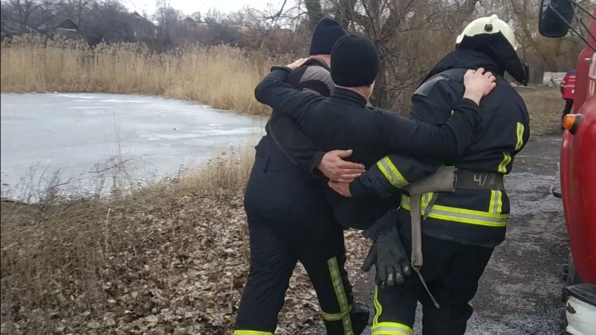 Рятувальники Донеччини врятували чоловіка з крижаної пастки