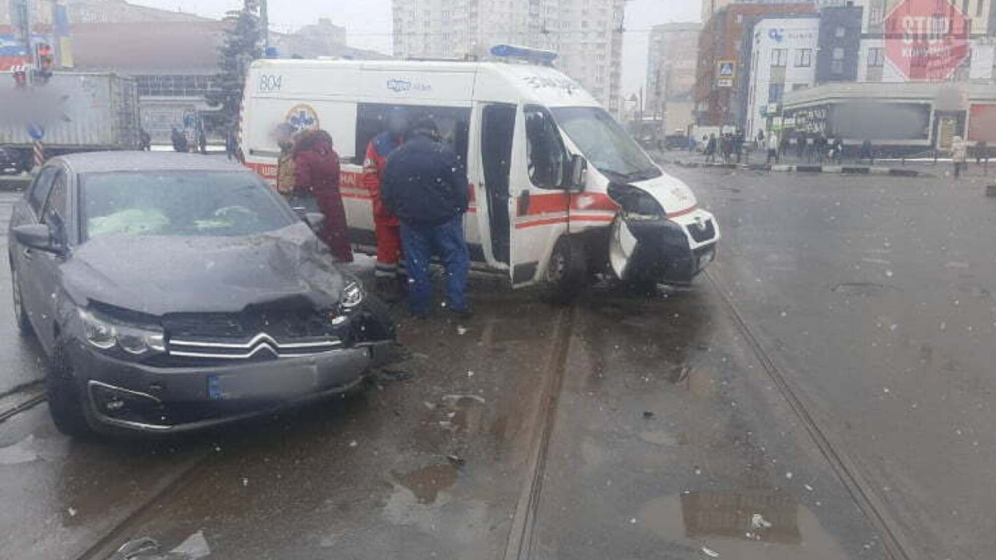 В Харькове автомобиль врезался в машину скорой помощи (фото)