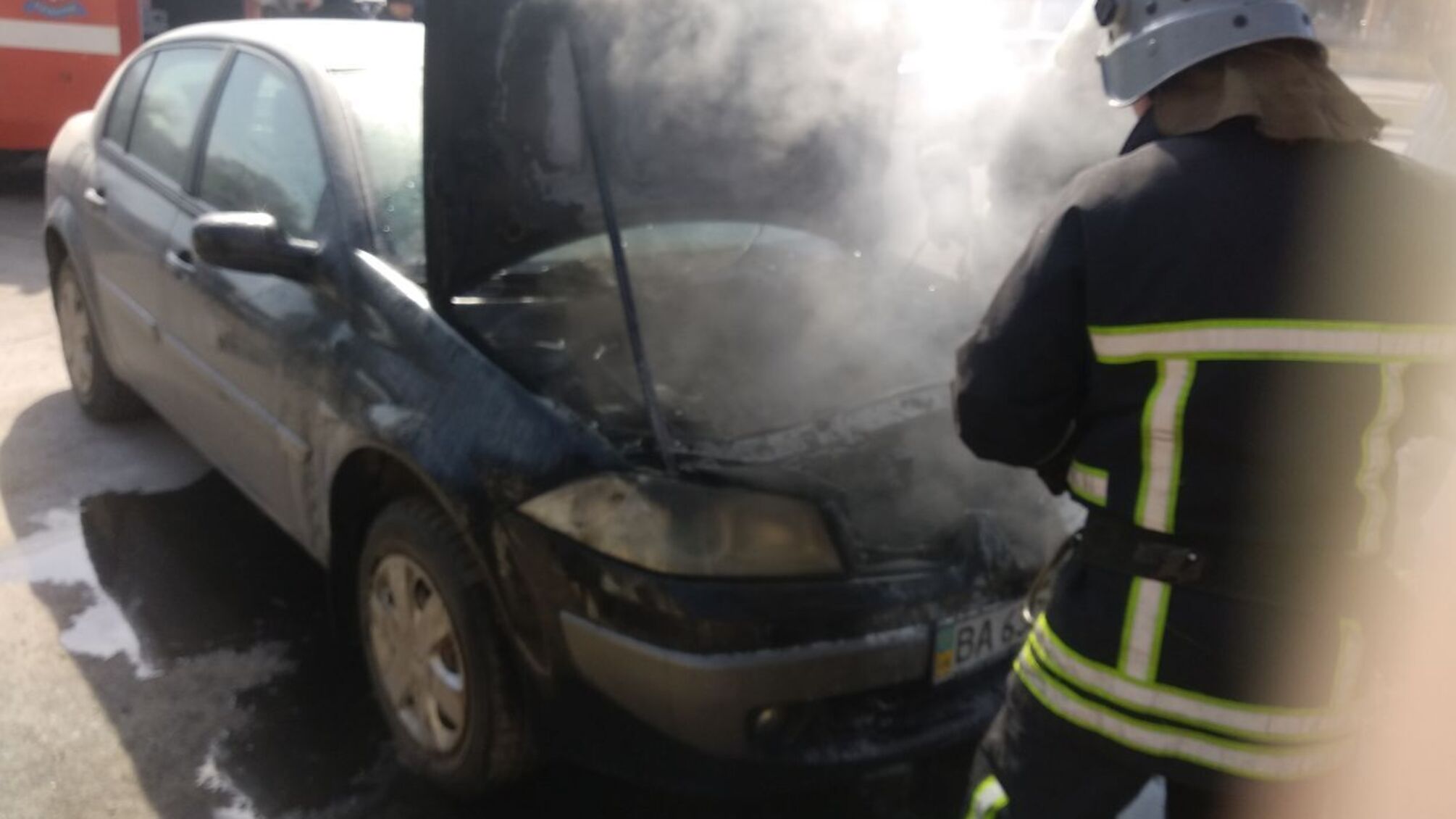У Кропивницькому вогнеборці приборкали пожежу автомобіля