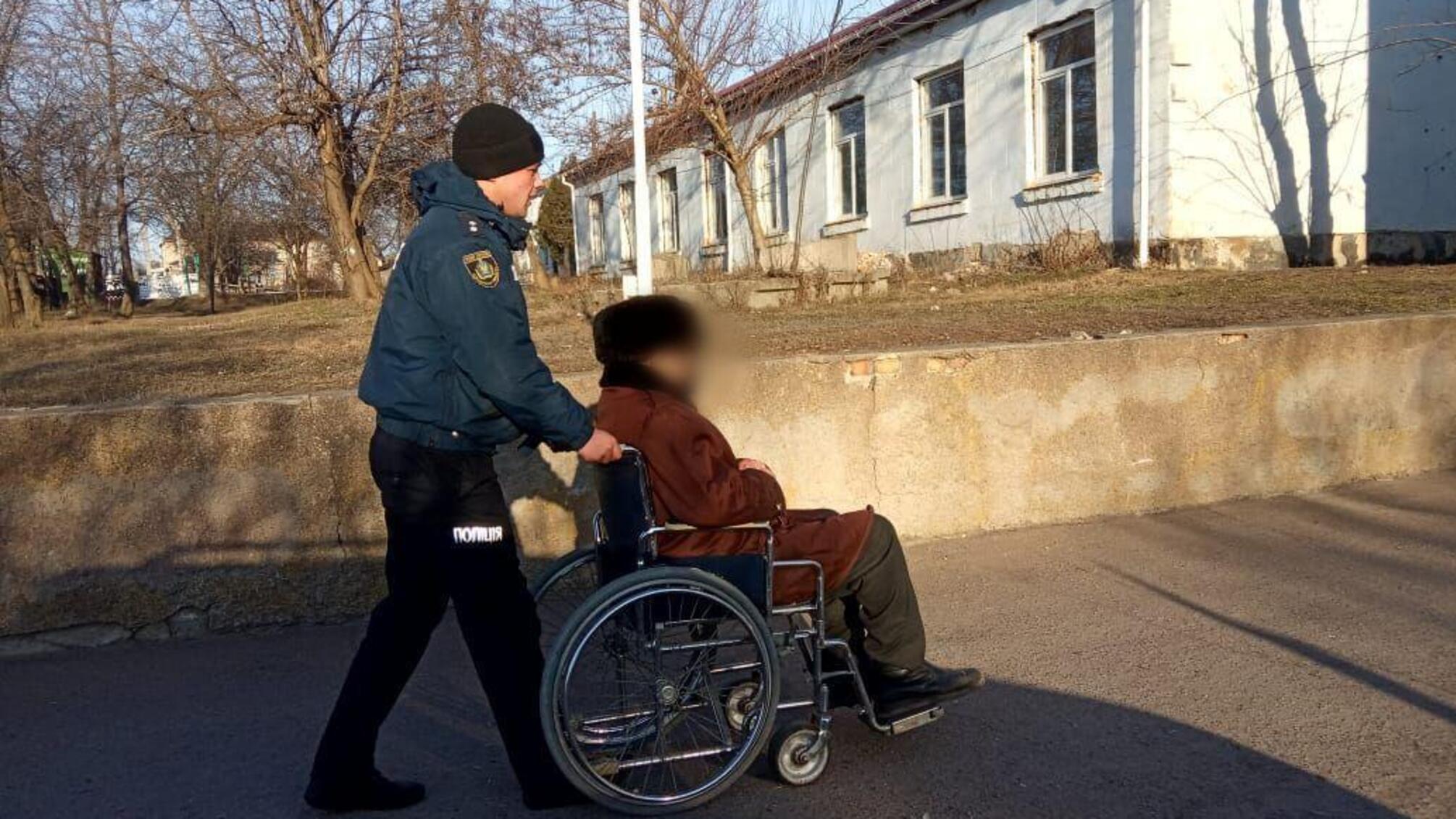 На Херсонщині дільничні поліцейські допомогли пенсіонеру, якому на вулиці раптово стало зле